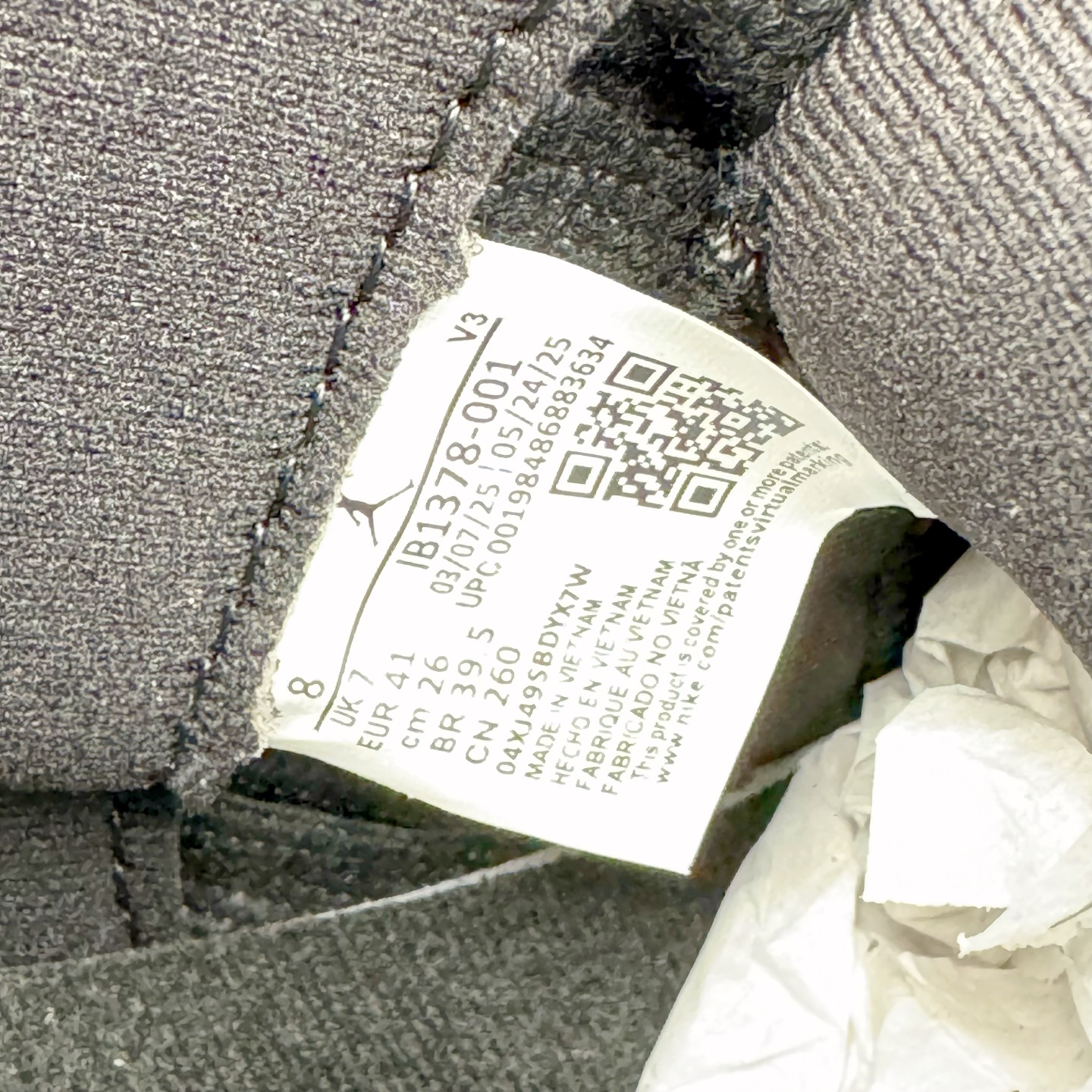 图片[11]-＃KZ神版 Air Jordan AJ11 Retro High 高帮系列 万圣节黑绿 IB1378-001 市场中端王者 耗时半年巨作 全套原纸板楦头开发 确保原汁原味 完美呈现11代版型 此版本只针对中端市场 皮料材质有所更替 其他数据细节工艺流程均保持一致绝不口嗨 细节品控鞋型随意秒杀市面3XX 原楦原档案数据开模打造 原厂中底拉帮钢印 原厂进口漆皮 防冻不开裂 原装鞋撑 水晶大底正确色度色泽 原楦原数据刺绣 原厂车缝走线及对位 毫厘不差 飞人logo采用原数据电脑刺绣 原装正品碳纤维真实碳板 增强抗扭 原内标 原盒标 正确官方原盒 防氧化水晶外底 原厂配套全掌solo气垫 进口港宝加持 后跟自然饱满 全鞋荧光划线卡点 追求极致完美 每一双都是工艺品 多重QC质检 超越公司货的品控标准 实实在在的免检产品 尺码：36 36.5 37.5 38 38.5 39 40 40.5 41 42 42.5 43 44 44.5 45 46 47.5-选品中心