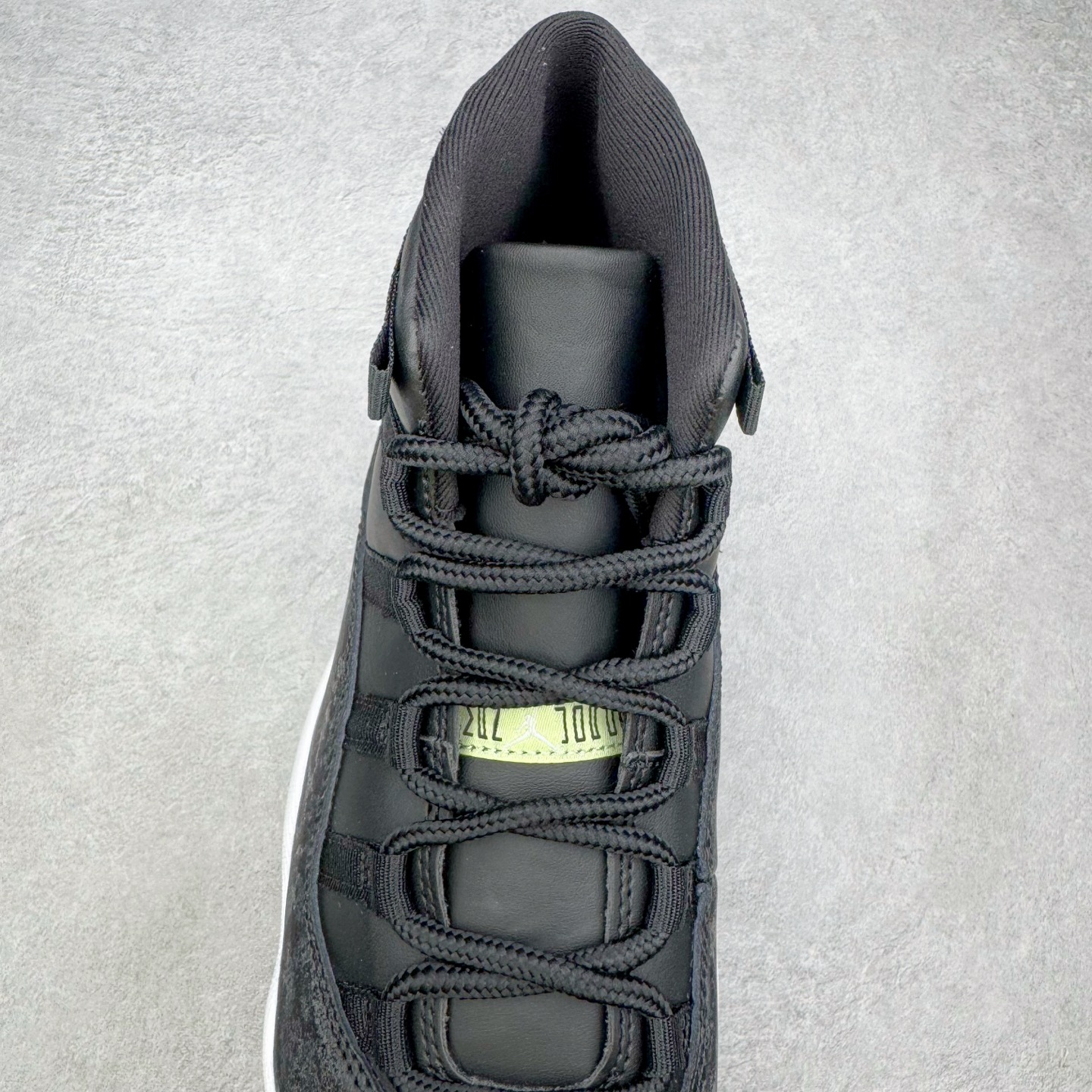 图片[5]-＃KZ神版 Air Jordan AJ11 Retro High 高帮系列 万圣节黑绿 IB1378-001 市场中端王者 耗时半年巨作 全套原纸板楦头开发 确保原汁原味 完美呈现11代版型 此版本只针对中端市场 皮料材质有所更替 其他数据细节工艺流程均保持一致绝不口嗨 细节品控鞋型随意秒杀市面3XX 原楦原档案数据开模打造 原厂中底拉帮钢印 原厂进口漆皮 防冻不开裂 原装鞋撑 水晶大底正确色度色泽 原楦原数据刺绣 原厂车缝走线及对位 毫厘不差 飞人logo采用原数据电脑刺绣 原装正品碳纤维真实碳板 增强抗扭 原内标 原盒标 正确官方原盒 防氧化水晶外底 原厂配套全掌solo气垫 进口港宝加持 后跟自然饱满 全鞋荧光划线卡点 追求极致完美 每一双都是工艺品 多重QC质检 超越公司货的品控标准 实实在在的免检产品 尺码：36 36.5 37.5 38 38.5 39 40 40.5 41 42 42.5 43 44 44.5 45 46 47.5-选品中心