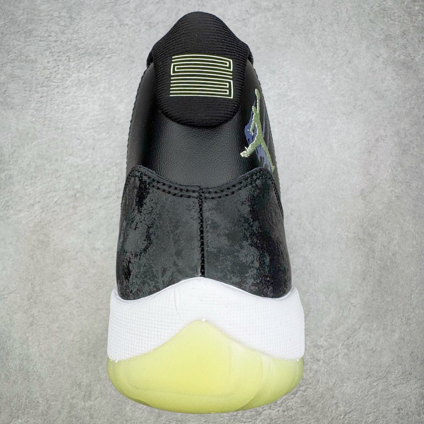 图片[8]-＃KZ神版 Air Jordan AJ11 Retro High 高帮系列 万圣节黑绿 IB1378-001 市场中端王者 耗时半年巨作 全套原纸板楦头开发 确保原汁原味 完美呈现11代版型 此版本只针对中端市场 皮料材质有所更替 其他数据细节工艺流程均保持一致绝不口嗨 细节品控鞋型随意秒杀市面3XX 原楦原档案数据开模打造 原厂中底拉帮钢印 原厂进口漆皮 防冻不开裂 原装鞋撑 水晶大底正确色度色泽 原楦原数据刺绣 原厂车缝走线及对位 毫厘不差 飞人logo采用原数据电脑刺绣 原装正品碳纤维真实碳板 增强抗扭 原内标 原盒标 正确官方原盒 防氧化水晶外底 原厂配套全掌solo气垫 进口港宝加持 后跟自然饱满 全鞋荧光划线卡点 追求极致完美 每一双都是工艺品 多重QC质检 超越公司货的品控标准 实实在在的免检产品 尺码：36 36.5 37.5 38 38.5 39 40 40.5 41 42 42.5 43 44 44.5 45 46 47.5-选品中心