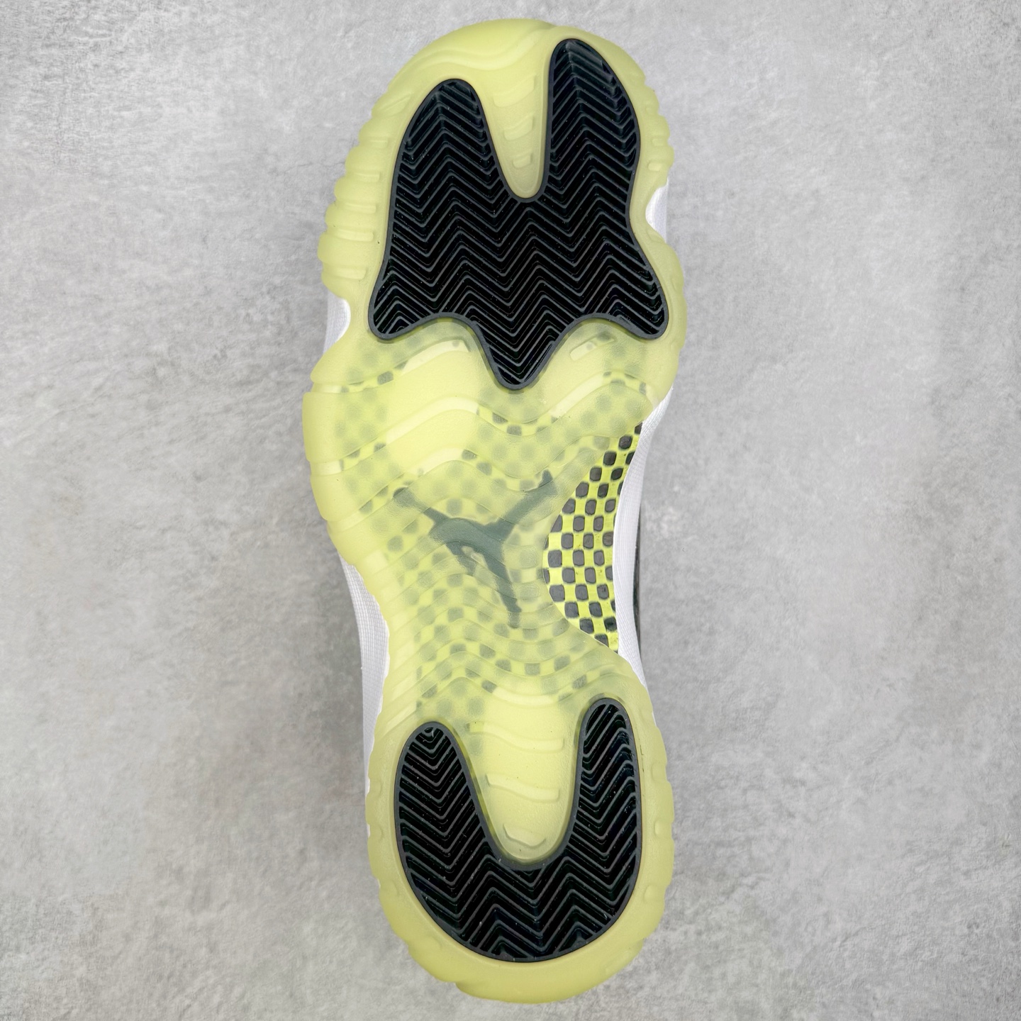 图片[9]-＃KZ神版 Air Jordan AJ11 Retro High 高帮系列 万圣节黑绿 IB1378-001 市场中端王者 耗时半年巨作 全套原纸板楦头开发 确保原汁原味 完美呈现11代版型 此版本只针对中端市场 皮料材质有所更替 其他数据细节工艺流程均保持一致绝不口嗨 细节品控鞋型随意秒杀市面3XX 原楦原档案数据开模打造 原厂中底拉帮钢印 原厂进口漆皮 防冻不开裂 原装鞋撑 水晶大底正确色度色泽 原楦原数据刺绣 原厂车缝走线及对位 毫厘不差 飞人logo采用原数据电脑刺绣 原装正品碳纤维真实碳板 增强抗扭 原内标 原盒标 正确官方原盒 防氧化水晶外底 原厂配套全掌solo气垫 进口港宝加持 后跟自然饱满 全鞋荧光划线卡点 追求极致完美 每一双都是工艺品 多重QC质检 超越公司货的品控标准 实实在在的免检产品 尺码：36 36.5 37.5 38 38.5 39 40 40.5 41 42 42.5 43 44 44.5 45 46 47.5-选品中心