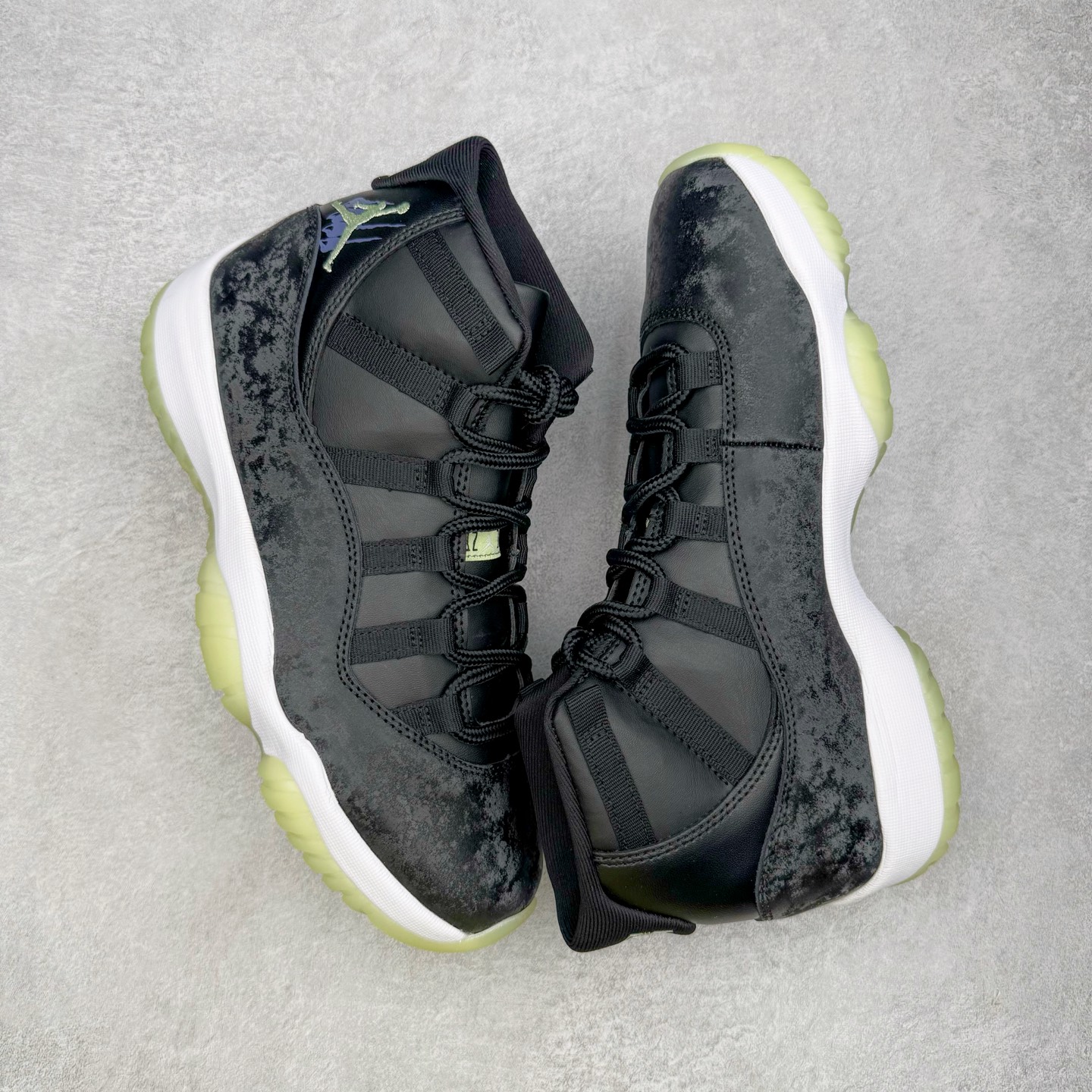 图片[3]-＃KZ神版 Air Jordan AJ11 Retro High 高帮系列 万圣节黑绿 IB1378-001 市场中端王者 耗时半年巨作 全套原纸板楦头开发 确保原汁原味 完美呈现11代版型 此版本只针对中端市场 皮料材质有所更替 其他数据细节工艺流程均保持一致绝不口嗨 细节品控鞋型随意秒杀市面3XX 原楦原档案数据开模打造 原厂中底拉帮钢印 原厂进口漆皮 防冻不开裂 原装鞋撑 水晶大底正确色度色泽 原楦原数据刺绣 原厂车缝走线及对位 毫厘不差 飞人logo采用原数据电脑刺绣 原装正品碳纤维真实碳板 增强抗扭 原内标 原盒标 正确官方原盒 防氧化水晶外底 原厂配套全掌solo气垫 进口港宝加持 后跟自然饱满 全鞋荧光划线卡点 追求极致完美 每一双都是工艺品 多重QC质检 超越公司货的品控标准 实实在在的免检产品 尺码：36 36.5 37.5 38 38.5 39 40 40.5 41 42 42.5 43 44 44.5 45 46 47.5-选品中心