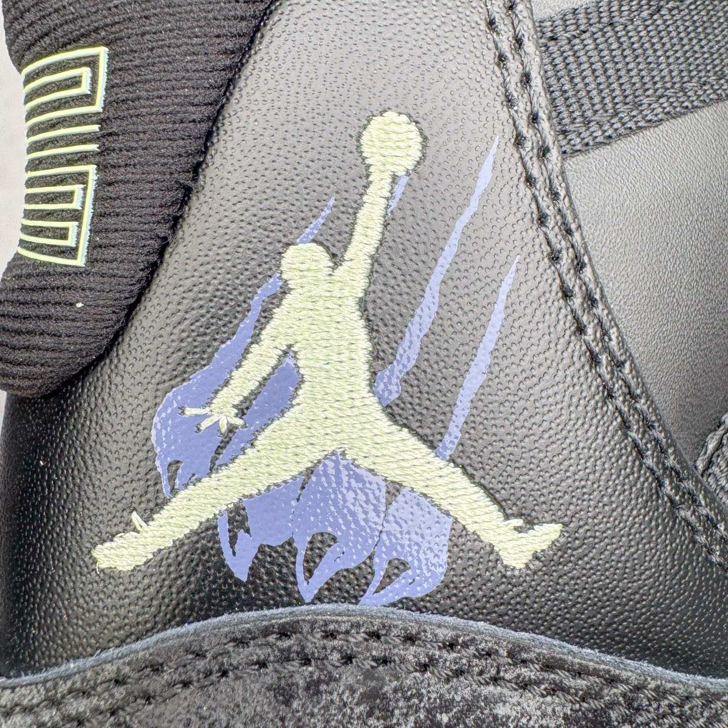 图片[17]-＃KZ神版 Air Jordan AJ11 Retro High 高帮系列 万圣节黑绿 IB1378-001 市场中端王者 耗时半年巨作 全套原纸板楦头开发 确保原汁原味 完美呈现11代版型 此版本只针对中端市场 皮料材质有所更替 其他数据细节工艺流程均保持一致绝不口嗨 细节品控鞋型随意秒杀市面3XX 原楦原档案数据开模打造 原厂中底拉帮钢印 原厂进口漆皮 防冻不开裂 原装鞋撑 水晶大底正确色度色泽 原楦原数据刺绣 原厂车缝走线及对位 毫厘不差 飞人logo采用原数据电脑刺绣 原装正品碳纤维真实碳板 增强抗扭 原内标 原盒标 正确官方原盒 防氧化水晶外底 原厂配套全掌solo气垫 进口港宝加持 后跟自然饱满 全鞋荧光划线卡点 追求极致完美 每一双都是工艺品 多重QC质检 超越公司货的品控标准 实实在在的免检产品 尺码：36 36.5 37.5 38 38.5 39 40 40.5 41 42 42.5 43 44 44.5 45 46 47.5-选品中心