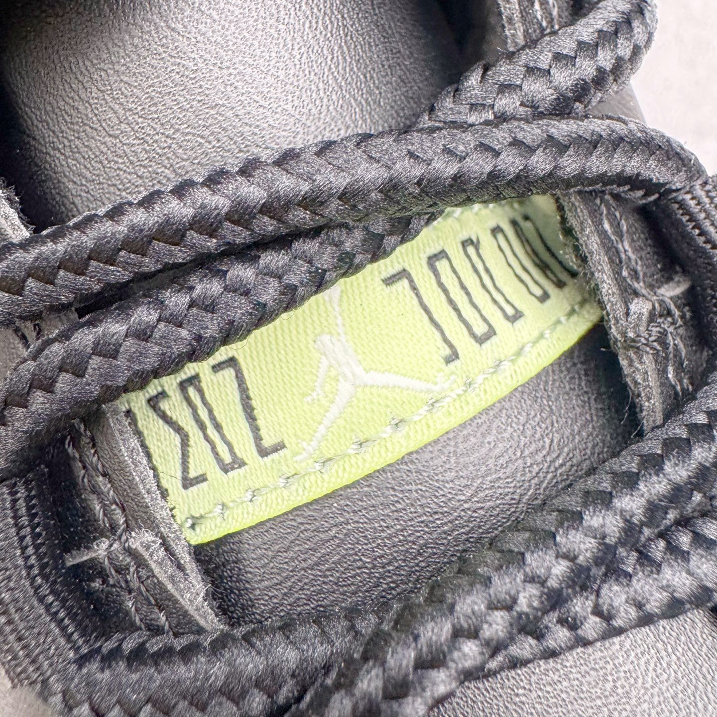 图片[13]-＃KZ神版 Air Jordan AJ11 Retro High 高帮系列 万圣节黑绿 IB1378-001 市场中端王者 耗时半年巨作 全套原纸板楦头开发 确保原汁原味 完美呈现11代版型 此版本只针对中端市场 皮料材质有所更替 其他数据细节工艺流程均保持一致绝不口嗨 细节品控鞋型随意秒杀市面3XX 原楦原档案数据开模打造 原厂中底拉帮钢印 原厂进口漆皮 防冻不开裂 原装鞋撑 水晶大底正确色度色泽 原楦原数据刺绣 原厂车缝走线及对位 毫厘不差 飞人logo采用原数据电脑刺绣 原装正品碳纤维真实碳板 增强抗扭 原内标 原盒标 正确官方原盒 防氧化水晶外底 原厂配套全掌solo气垫 进口港宝加持 后跟自然饱满 全鞋荧光划线卡点 追求极致完美 每一双都是工艺品 多重QC质检 超越公司货的品控标准 实实在在的免检产品 尺码：36 36.5 37.5 38 38.5 39 40 40.5 41 42 42.5 43 44 44.5 45 46 47.5-选品中心