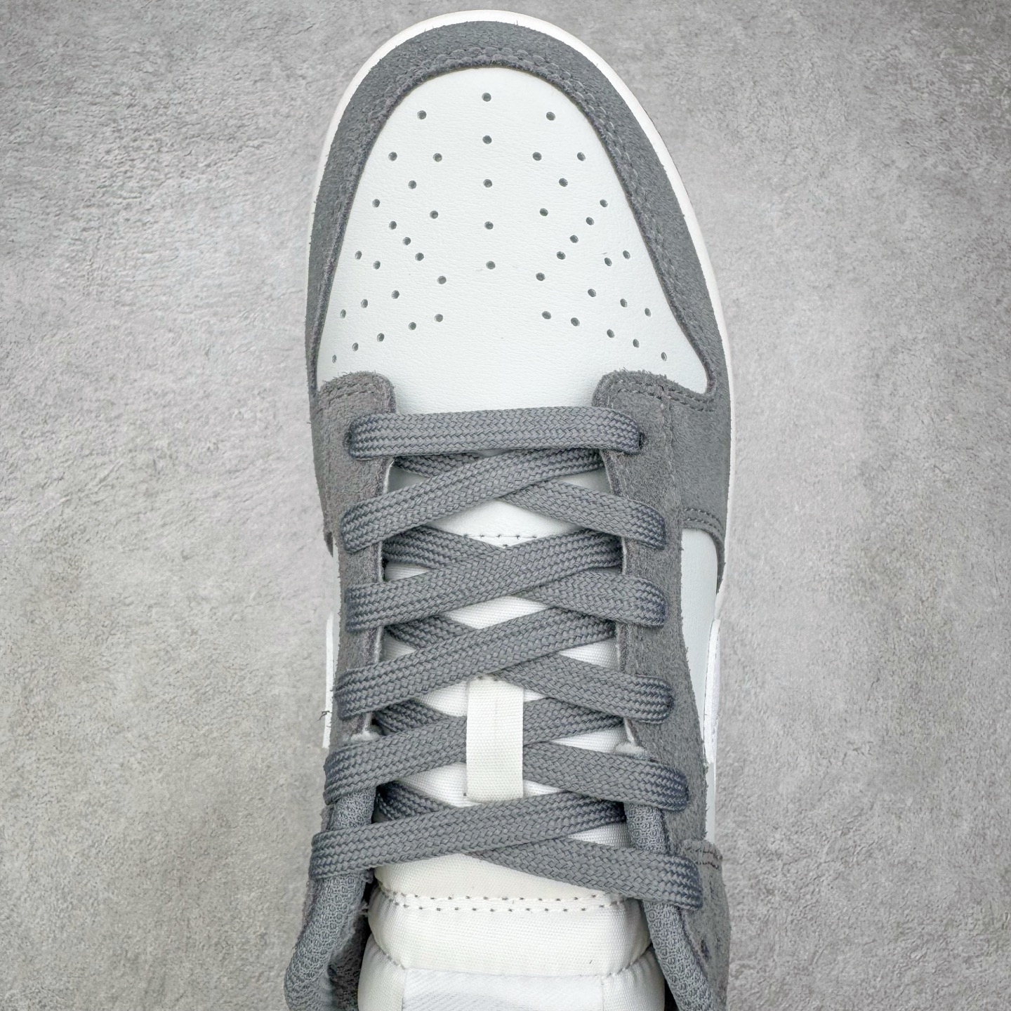 图片[4]-＃YC纯原 NK Dunk Low 灰白 IB6399-001 实力大厂出品 新配色陆续开发 利润个位数只为口碑 全套原纸板楦头开发 确保原汁原味 完美呈现DUNK版型 一比一鞋头弧度高度鞋身弧度 此版本只针对中端市场 皮料材质有所更替 其他数据细节工艺流程均保持一致 绝不口嗨 细节品控鞋型随意对比 独家私模官方第六代原厂航空铝磨具打磨大底 鞋头坡度极致还原 无解鞋型 原盒原配 圈内天花板工艺 原厂玻璃冲刀 超高清洁度 全鞋零毛边皮料切割 原厂中底布点胶 中底布拉帮走线遵循公司 尺码：36 36.5 37.5 38 38.5 39 40 40.5 41 42 42.5 43 44 44.5 45 46-选品中心