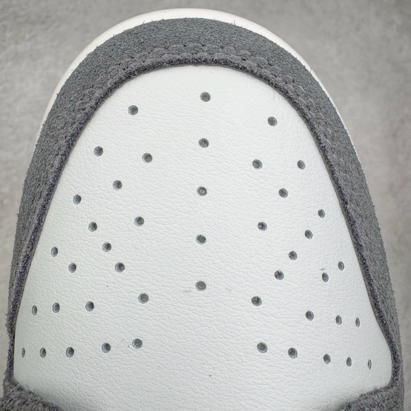 图片[14]-＃YC纯原 NK Dunk Low 灰白 IB6399-001 实力大厂出品 新配色陆续开发 利润个位数只为口碑 全套原纸板楦头开发 确保原汁原味 完美呈现DUNK版型 一比一鞋头弧度高度鞋身弧度 此版本只针对中端市场 皮料材质有所更替 其他数据细节工艺流程均保持一致 绝不口嗨 细节品控鞋型随意对比 独家私模官方第六代原厂航空铝磨具打磨大底 鞋头坡度极致还原 无解鞋型 原盒原配 圈内天花板工艺 原厂玻璃冲刀 超高清洁度 全鞋零毛边皮料切割 原厂中底布点胶 中底布拉帮走线遵循公司 尺码：36 36.5 37.5 38 38.5 39 40 40.5 41 42 42.5 43 44 44.5 45 46-选品中心