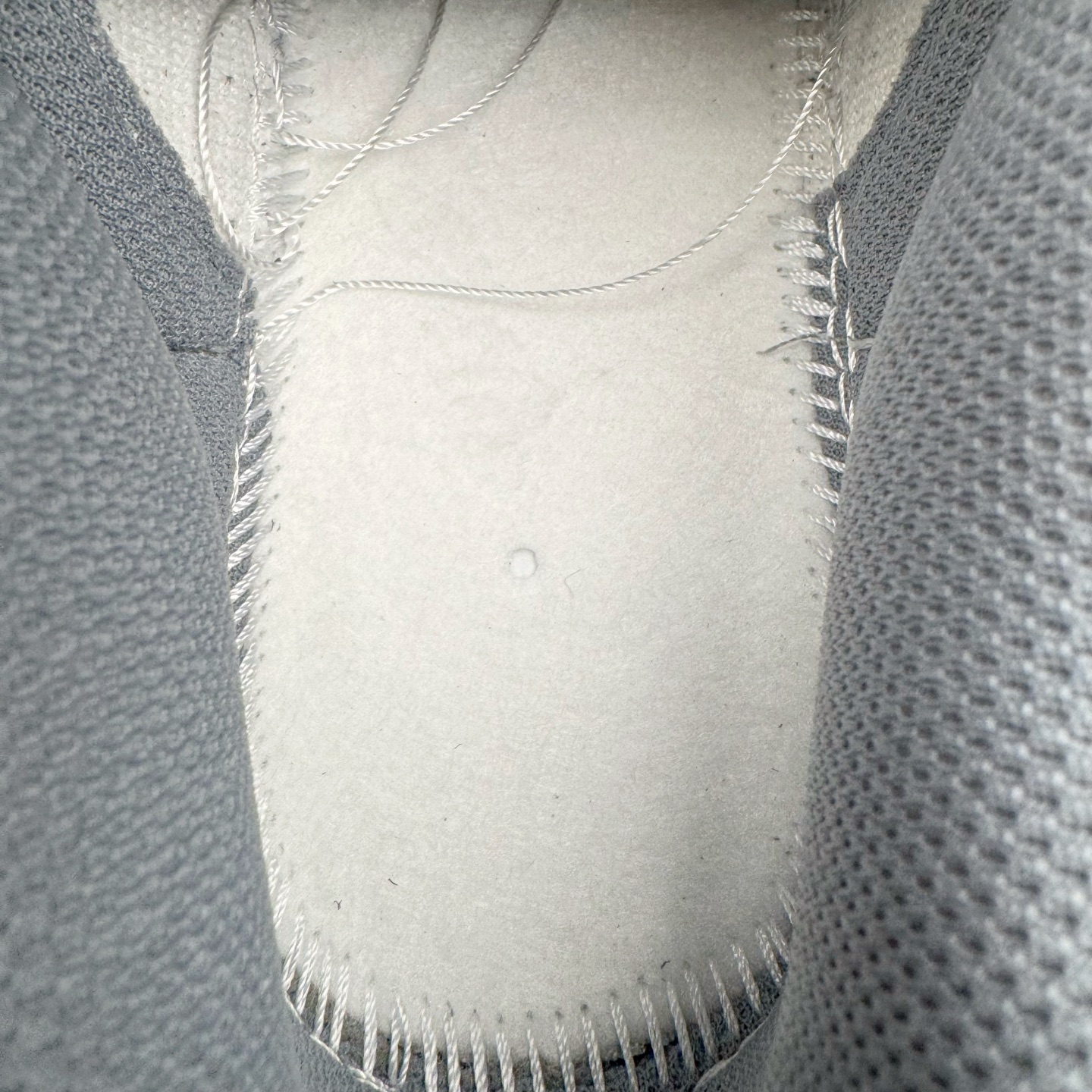 图片[11]-＃YC纯原 NK Dunk Low 灰白 IB6399-001 实力大厂出品 新配色陆续开发 利润个位数只为口碑 全套原纸板楦头开发 确保原汁原味 完美呈现DUNK版型 一比一鞋头弧度高度鞋身弧度 此版本只针对中端市场 皮料材质有所更替 其他数据细节工艺流程均保持一致 绝不口嗨 细节品控鞋型随意对比 独家私模官方第六代原厂航空铝磨具打磨大底 鞋头坡度极致还原 无解鞋型 原盒原配 圈内天花板工艺 原厂玻璃冲刀 超高清洁度 全鞋零毛边皮料切割 原厂中底布点胶 中底布拉帮走线遵循公司 尺码：36 36.5 37.5 38 38.5 39 40 40.5 41 42 42.5 43 44 44.5 45 46-选品中心