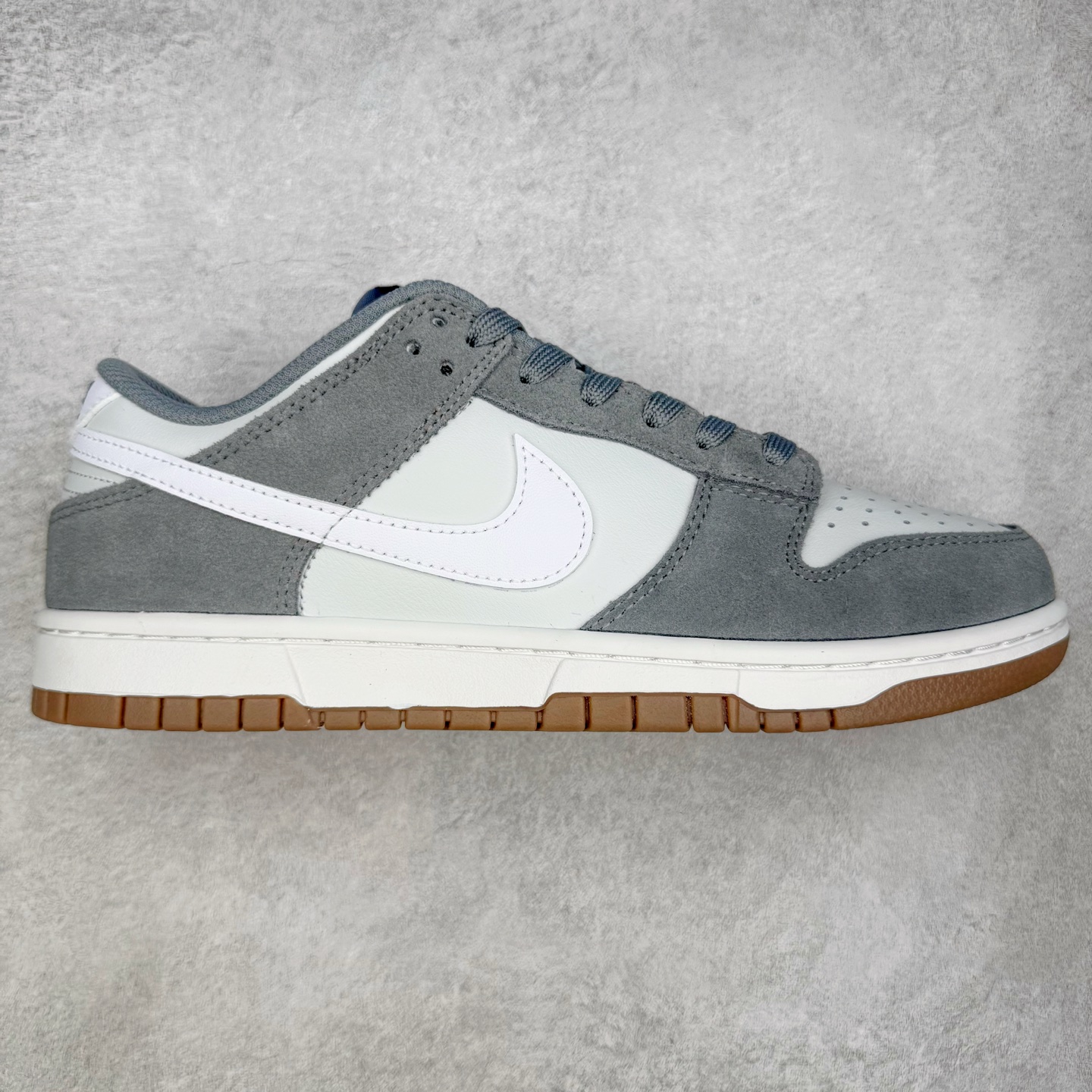 ＃YC纯原 NK Dunk Low 灰白 IB6399-001 实力大厂出品 新配色陆续开发 利润个位数只为口碑 全套原纸板楦头开发 确保原汁原味 完美呈现DUNK版型 一比一鞋头弧度高度鞋身弧度 此版本只针对中端市场 皮料材质有所更替 其他数据细节工艺流程均保持一致 绝不口嗨 细节品控鞋型随意对比 独家私模官方第六代原厂航空铝磨具打磨大底 鞋头坡度极致还原 无解鞋型 原盒原配 圈内天花板工艺 原厂玻璃冲刀 超高清洁度 全鞋零毛边皮料切割 原厂中底布点胶 中底布拉帮走线遵循公司 尺码：36 36.5 37.5 38 38.5 39 40 40.5 41 42 42.5 43 44 44.5 45 46-选品中心