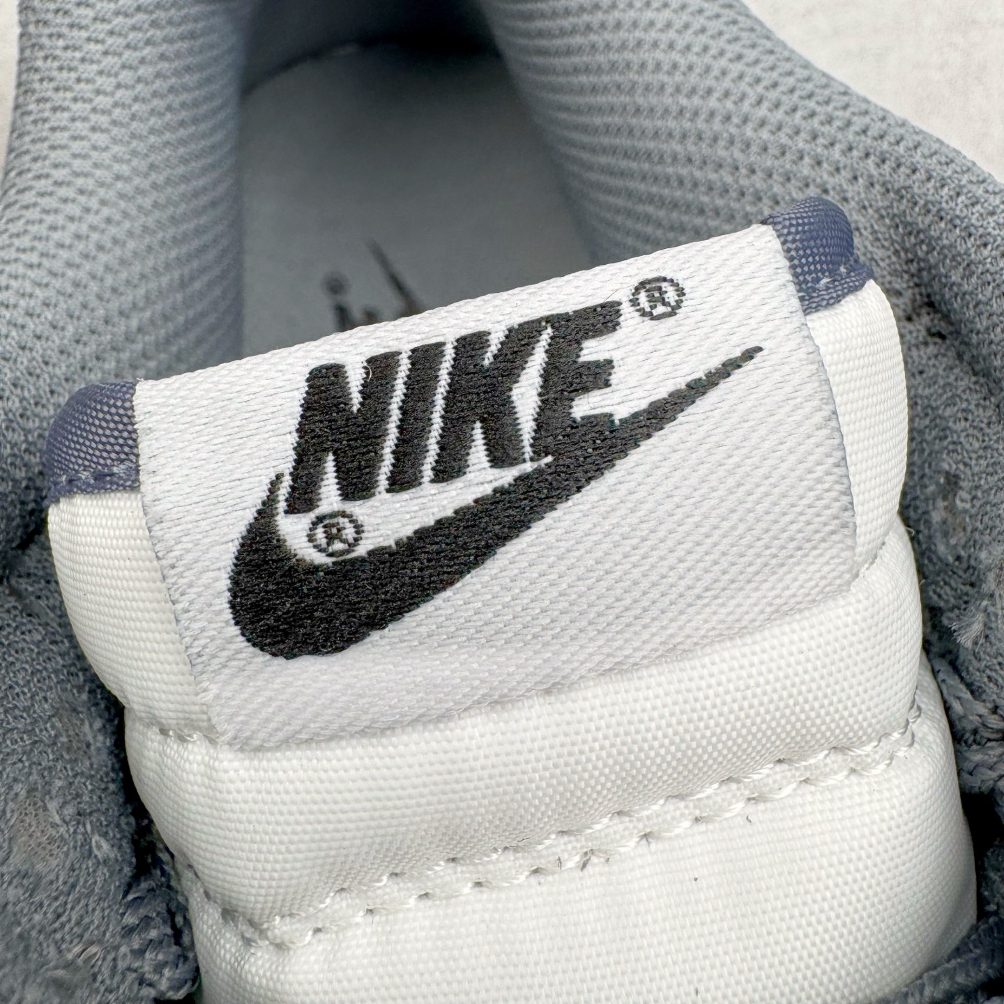 图片[13]-＃YC纯原 NK Dunk Low 灰白 IB6399-001 实力大厂出品 新配色陆续开发 利润个位数只为口碑 全套原纸板楦头开发 确保原汁原味 完美呈现DUNK版型 一比一鞋头弧度高度鞋身弧度 此版本只针对中端市场 皮料材质有所更替 其他数据细节工艺流程均保持一致 绝不口嗨 细节品控鞋型随意对比 独家私模官方第六代原厂航空铝磨具打磨大底 鞋头坡度极致还原 无解鞋型 原盒原配 圈内天花板工艺 原厂玻璃冲刀 超高清洁度 全鞋零毛边皮料切割 原厂中底布点胶 中底布拉帮走线遵循公司 尺码：36 36.5 37.5 38 38.5 39 40 40.5 41 42 42.5 43 44 44.5 45 46-选品中心