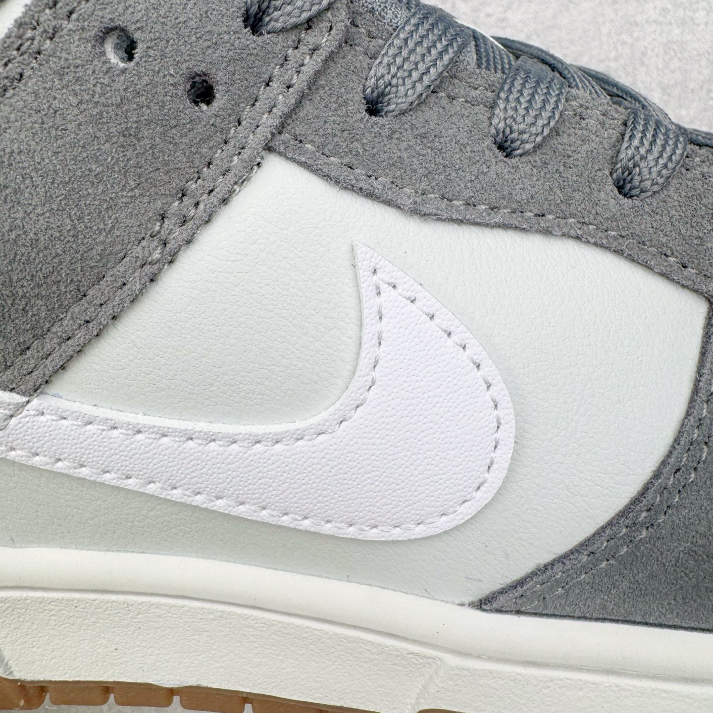 图片[17]-＃YC纯原 NK Dunk Low 灰白 IB6399-001 实力大厂出品 新配色陆续开发 利润个位数只为口碑 全套原纸板楦头开发 确保原汁原味 完美呈现DUNK版型 一比一鞋头弧度高度鞋身弧度 此版本只针对中端市场 皮料材质有所更替 其他数据细节工艺流程均保持一致 绝不口嗨 细节品控鞋型随意对比 独家私模官方第六代原厂航空铝磨具打磨大底 鞋头坡度极致还原 无解鞋型 原盒原配 圈内天花板工艺 原厂玻璃冲刀 超高清洁度 全鞋零毛边皮料切割 原厂中底布点胶 中底布拉帮走线遵循公司 尺码：36 36.5 37.5 38 38.5 39 40 40.5 41 42 42.5 43 44 44.5 45 46-选品中心