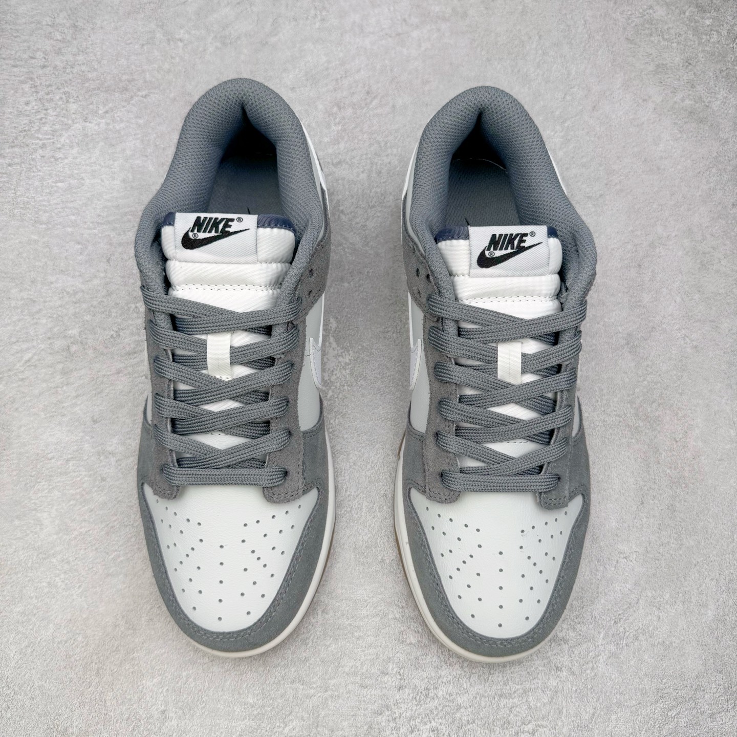 图片[2]-＃YC纯原 NK Dunk Low 灰白 IB6399-001 实力大厂出品 新配色陆续开发 利润个位数只为口碑 全套原纸板楦头开发 确保原汁原味 完美呈现DUNK版型 一比一鞋头弧度高度鞋身弧度 此版本只针对中端市场 皮料材质有所更替 其他数据细节工艺流程均保持一致 绝不口嗨 细节品控鞋型随意对比 独家私模官方第六代原厂航空铝磨具打磨大底 鞋头坡度极致还原 无解鞋型 原盒原配 圈内天花板工艺 原厂玻璃冲刀 超高清洁度 全鞋零毛边皮料切割 原厂中底布点胶 中底布拉帮走线遵循公司 尺码：36 36.5 37.5 38 38.5 39 40 40.5 41 42 42.5 43 44 44.5 45 46-选品中心