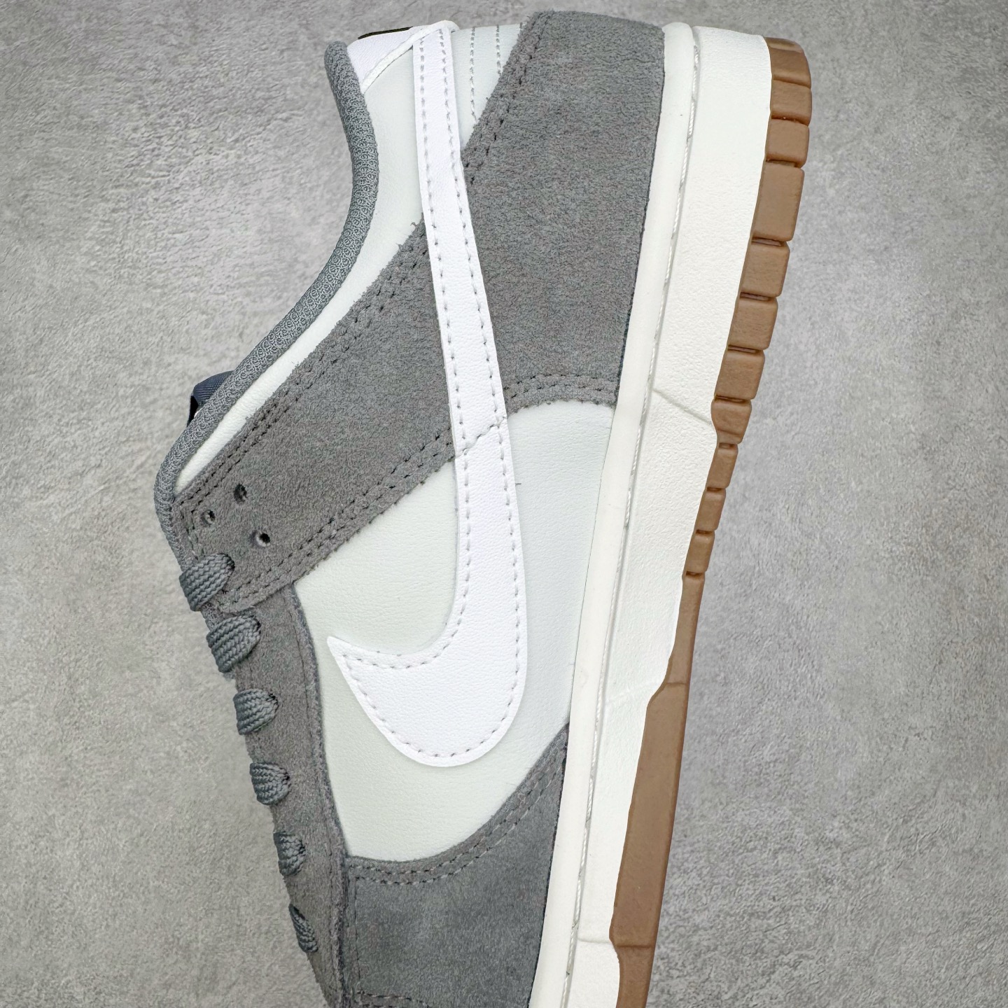 图片[7]-＃YC纯原 NK Dunk Low 灰白 IB6399-001 实力大厂出品 新配色陆续开发 利润个位数只为口碑 全套原纸板楦头开发 确保原汁原味 完美呈现DUNK版型 一比一鞋头弧度高度鞋身弧度 此版本只针对中端市场 皮料材质有所更替 其他数据细节工艺流程均保持一致 绝不口嗨 细节品控鞋型随意对比 独家私模官方第六代原厂航空铝磨具打磨大底 鞋头坡度极致还原 无解鞋型 原盒原配 圈内天花板工艺 原厂玻璃冲刀 超高清洁度 全鞋零毛边皮料切割 原厂中底布点胶 中底布拉帮走线遵循公司 尺码：36 36.5 37.5 38 38.5 39 40 40.5 41 42 42.5 43 44 44.5 45 46-选品中心