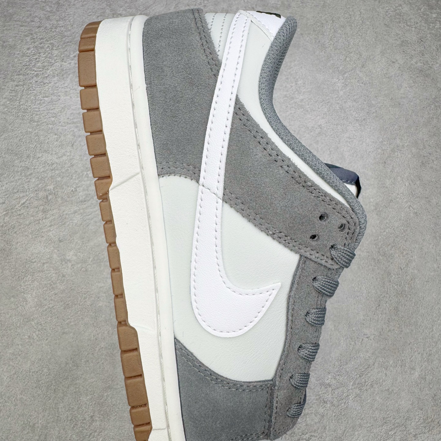 图片[6]-＃YC纯原 NK Dunk Low 灰白 IB6399-001 实力大厂出品 新配色陆续开发 利润个位数只为口碑 全套原纸板楦头开发 确保原汁原味 完美呈现DUNK版型 一比一鞋头弧度高度鞋身弧度 此版本只针对中端市场 皮料材质有所更替 其他数据细节工艺流程均保持一致 绝不口嗨 细节品控鞋型随意对比 独家私模官方第六代原厂航空铝磨具打磨大底 鞋头坡度极致还原 无解鞋型 原盒原配 圈内天花板工艺 原厂玻璃冲刀 超高清洁度 全鞋零毛边皮料切割 原厂中底布点胶 中底布拉帮走线遵循公司 尺码：36 36.5 37.5 38 38.5 39 40 40.5 41 42 42.5 43 44 44.5 45 46-选品中心