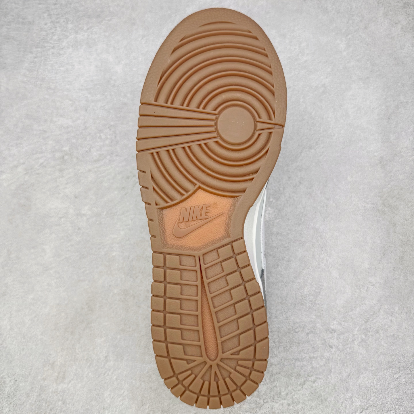 图片[9]-＃YC纯原 NK Dunk Low 灰白 IB6399-001 实力大厂出品 新配色陆续开发 利润个位数只为口碑 全套原纸板楦头开发 确保原汁原味 完美呈现DUNK版型 一比一鞋头弧度高度鞋身弧度 此版本只针对中端市场 皮料材质有所更替 其他数据细节工艺流程均保持一致 绝不口嗨 细节品控鞋型随意对比 独家私模官方第六代原厂航空铝磨具打磨大底 鞋头坡度极致还原 无解鞋型 原盒原配 圈内天花板工艺 原厂玻璃冲刀 超高清洁度 全鞋零毛边皮料切割 原厂中底布点胶 中底布拉帮走线遵循公司 尺码：36 36.5 37.5 38 38.5 39 40 40.5 41 42 42.5 43 44 44.5 45 46-选品中心