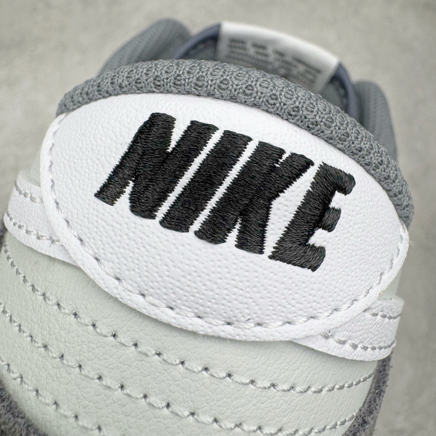 图片[15]-＃YC纯原 NK Dunk Low 灰白 IB6399-001 实力大厂出品 新配色陆续开发 利润个位数只为口碑 全套原纸板楦头开发 确保原汁原味 完美呈现DUNK版型 一比一鞋头弧度高度鞋身弧度 此版本只针对中端市场 皮料材质有所更替 其他数据细节工艺流程均保持一致 绝不口嗨 细节品控鞋型随意对比 独家私模官方第六代原厂航空铝磨具打磨大底 鞋头坡度极致还原 无解鞋型 原盒原配 圈内天花板工艺 原厂玻璃冲刀 超高清洁度 全鞋零毛边皮料切割 原厂中底布点胶 中底布拉帮走线遵循公司 尺码：36 36.5 37.5 38 38.5 39 40 40.5 41 42 42.5 43 44 44.5 45 46-选品中心