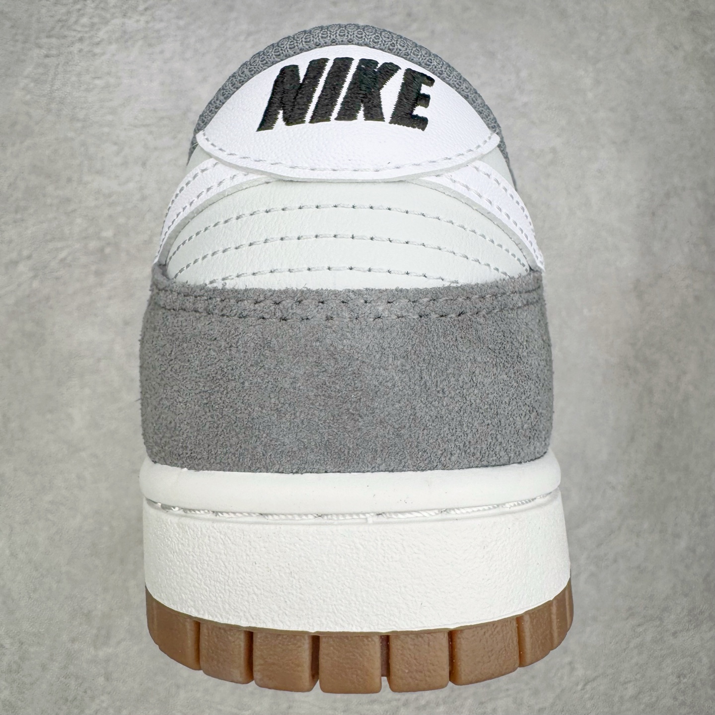 图片[8]-＃YC纯原 NK Dunk Low 灰白 IB6399-001 实力大厂出品 新配色陆续开发 利润个位数只为口碑 全套原纸板楦头开发 确保原汁原味 完美呈现DUNK版型 一比一鞋头弧度高度鞋身弧度 此版本只针对中端市场 皮料材质有所更替 其他数据细节工艺流程均保持一致 绝不口嗨 细节品控鞋型随意对比 独家私模官方第六代原厂航空铝磨具打磨大底 鞋头坡度极致还原 无解鞋型 原盒原配 圈内天花板工艺 原厂玻璃冲刀 超高清洁度 全鞋零毛边皮料切割 原厂中底布点胶 中底布拉帮走线遵循公司 尺码：36 36.5 37.5 38 38.5 39 40 40.5 41 42 42.5 43 44 44.5 45 46-选品中心