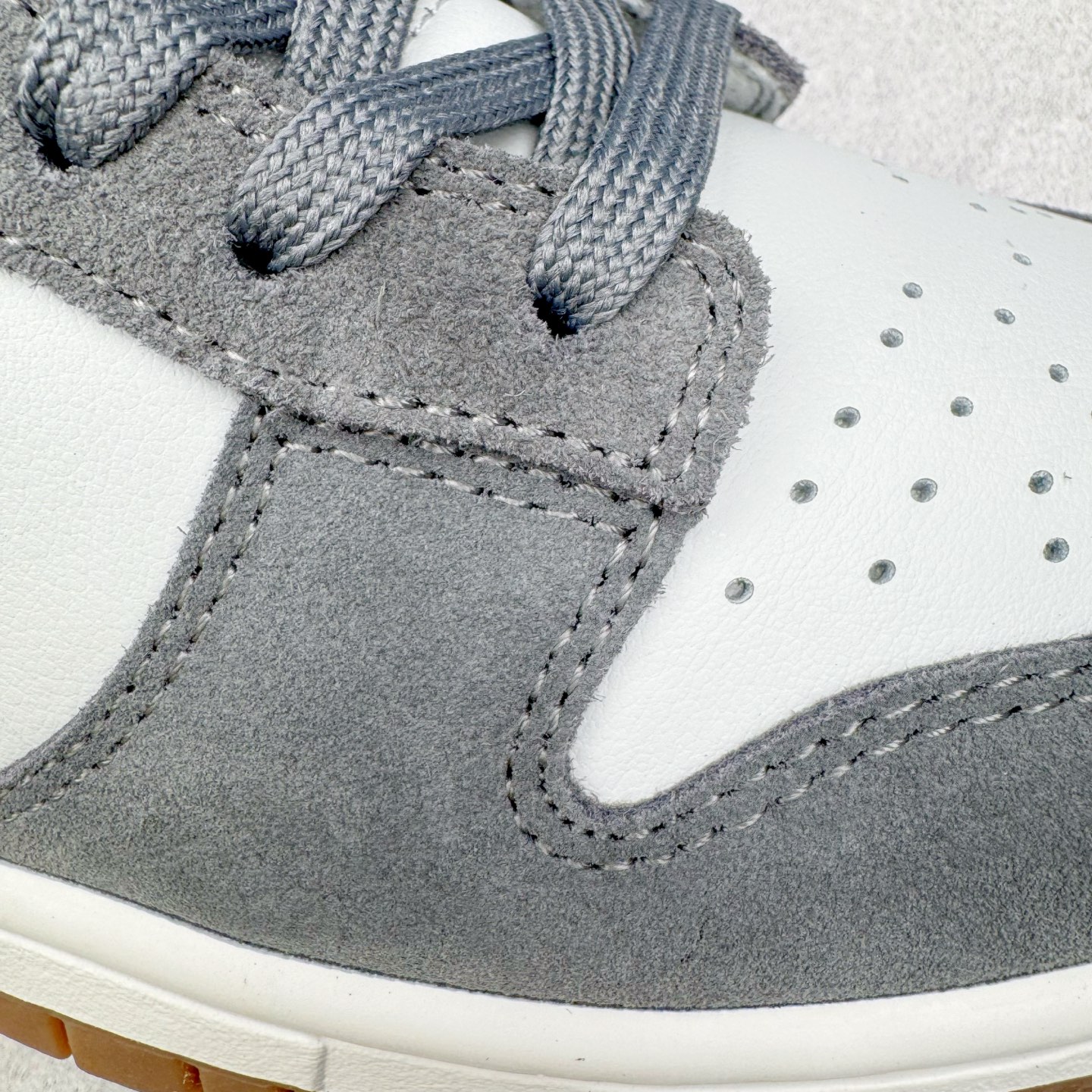 图片[18]-＃YC纯原 NK Dunk Low 灰白 IB6399-001 实力大厂出品 新配色陆续开发 利润个位数只为口碑 全套原纸板楦头开发 确保原汁原味 完美呈现DUNK版型 一比一鞋头弧度高度鞋身弧度 此版本只针对中端市场 皮料材质有所更替 其他数据细节工艺流程均保持一致 绝不口嗨 细节品控鞋型随意对比 独家私模官方第六代原厂航空铝磨具打磨大底 鞋头坡度极致还原 无解鞋型 原盒原配 圈内天花板工艺 原厂玻璃冲刀 超高清洁度 全鞋零毛边皮料切割 原厂中底布点胶 中底布拉帮走线遵循公司 尺码：36 36.5 37.5 38 38.5 39 40 40.5 41 42 42.5 43 44 44.5 45 46-选品中心