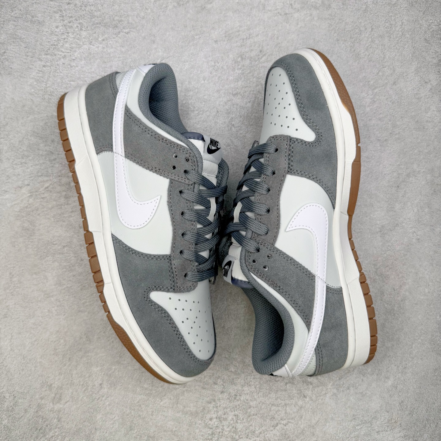 图片[3]-＃YC纯原 NK Dunk Low 灰白 IB6399-001 实力大厂出品 新配色陆续开发 利润个位数只为口碑 全套原纸板楦头开发 确保原汁原味 完美呈现DUNK版型 一比一鞋头弧度高度鞋身弧度 此版本只针对中端市场 皮料材质有所更替 其他数据细节工艺流程均保持一致 绝不口嗨 细节品控鞋型随意对比 独家私模官方第六代原厂航空铝磨具打磨大底 鞋头坡度极致还原 无解鞋型 原盒原配 圈内天花板工艺 原厂玻璃冲刀 超高清洁度 全鞋零毛边皮料切割 原厂中底布点胶 中底布拉帮走线遵循公司 尺码：36 36.5 37.5 38 38.5 39 40 40.5 41 42 42.5 43 44 44.5 45 46-选品中心