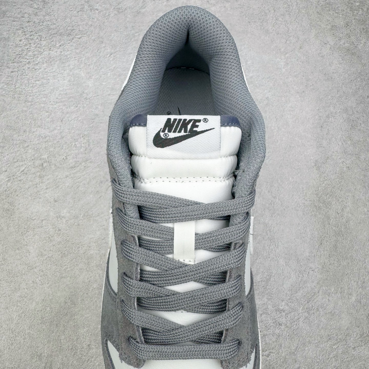 图片[5]-＃YC纯原 NK Dunk Low 灰白 IB6399-001 实力大厂出品 新配色陆续开发 利润个位数只为口碑 全套原纸板楦头开发 确保原汁原味 完美呈现DUNK版型 一比一鞋头弧度高度鞋身弧度 此版本只针对中端市场 皮料材质有所更替 其他数据细节工艺流程均保持一致 绝不口嗨 细节品控鞋型随意对比 独家私模官方第六代原厂航空铝磨具打磨大底 鞋头坡度极致还原 无解鞋型 原盒原配 圈内天花板工艺 原厂玻璃冲刀 超高清洁度 全鞋零毛边皮料切割 原厂中底布点胶 中底布拉帮走线遵循公司 尺码：36 36.5 37.5 38 38.5 39 40 40.5 41 42 42.5 43 44 44.5 45 46-选品中心