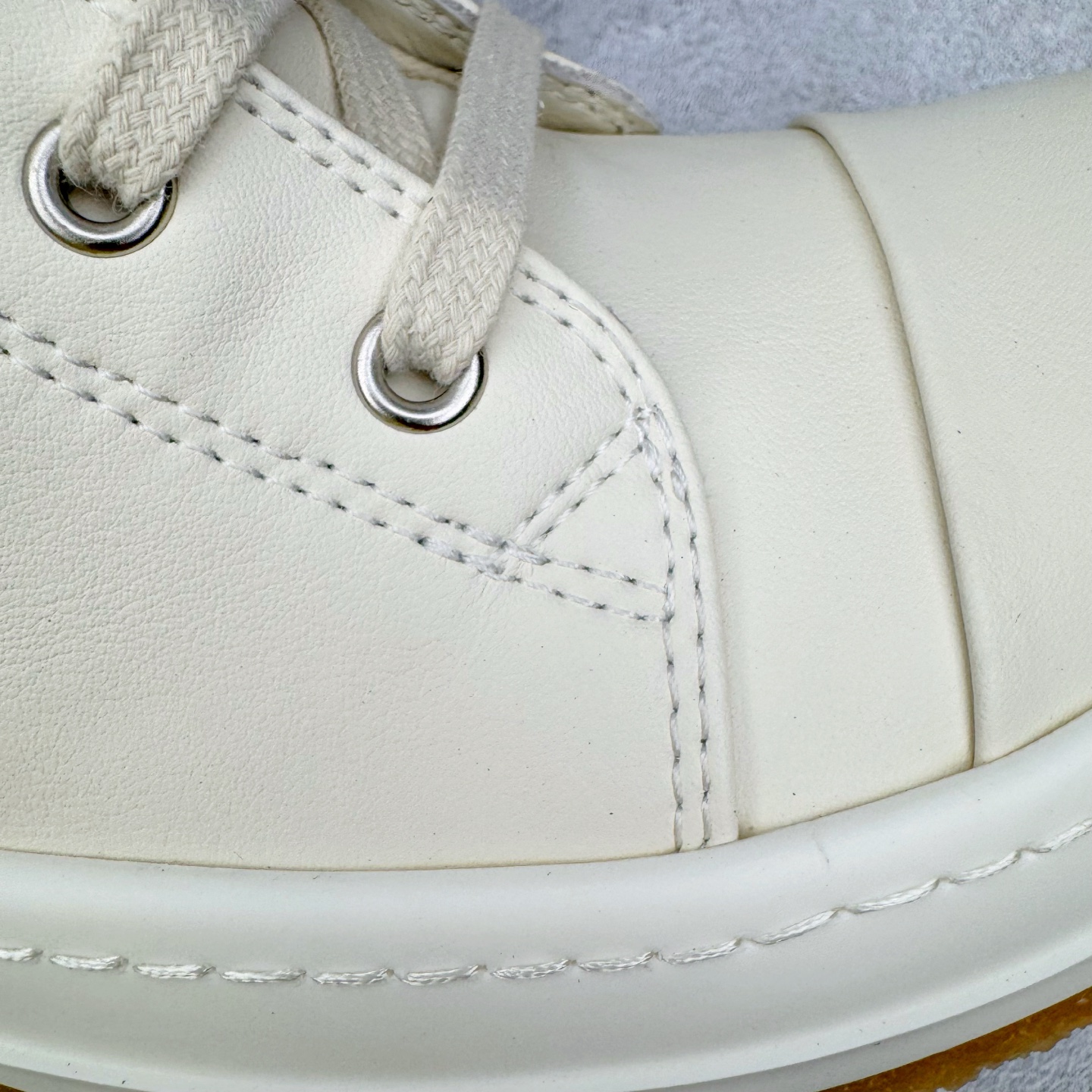 图片[18]-＃DG纯原 Rick Owens Edfu 瑞克·欧文斯高帮皮面时尚运动板鞋 黑白生胶 二级市场已经7K以上 平台客户随意卖四位数 RO广东原厂出品 纯原天花板 原版一比一复刻 冲正绝不翻车 还原度达到百分之98以上 原楦开发纸版版型 ZP拆解原版1：1复模裁片纸版 力求做到0错位 这样才能达到和zp一致的鞋型味道 采用进口cnc数控机床开发对版独家tpu奶香大底 区别于市场所有版本 zp同源全头层粒面小牛皮 达到和zp一致手感 原厂进口细纹布 万邦订购原厂高弹粉红色海绵 内里搭配软质细腻羊皮 TPU高密度大底 软硬度透光度高已经测试和原版一致 尺码：36 37 38 39 40 41 42 43 44 45 46-选品中心