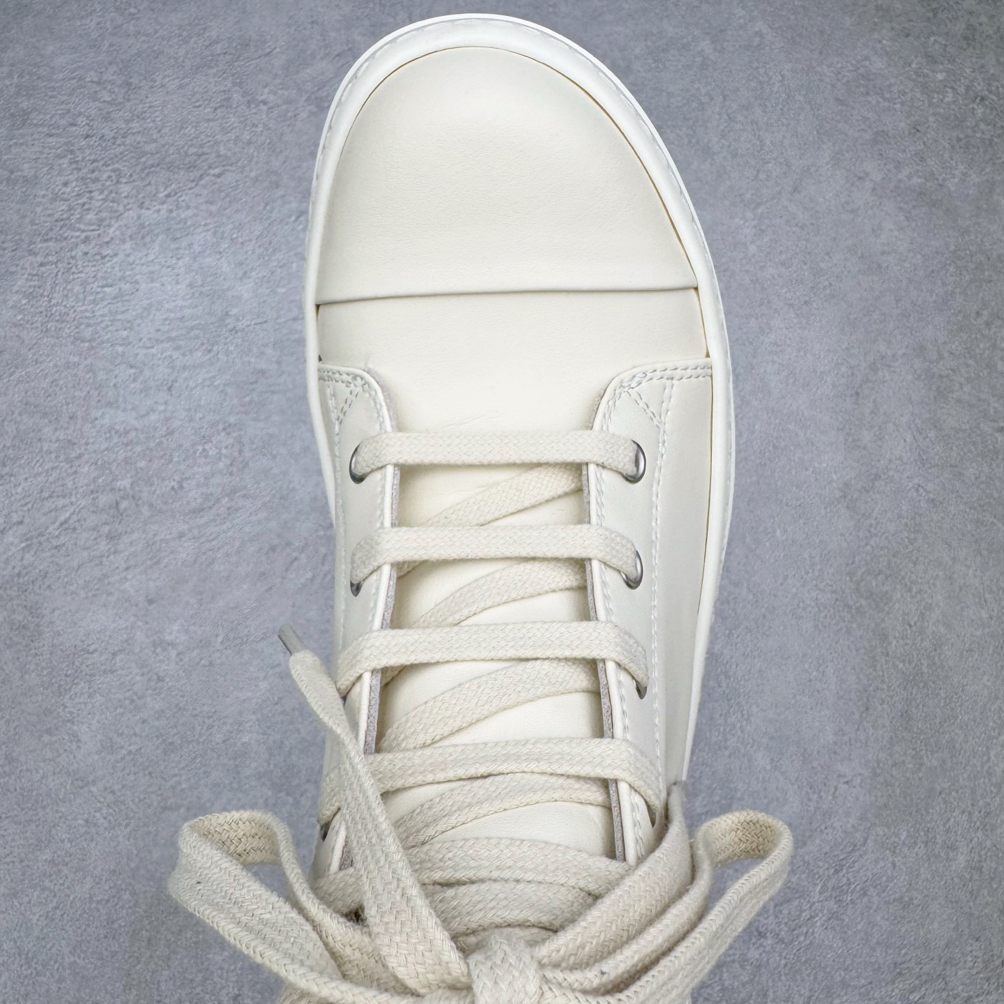 图片[4]-＃DG纯原 Rick Owens Edfu 瑞克·欧文斯高帮皮面时尚运动板鞋 黑白生胶 二级市场已经7K以上 平台客户随意卖四位数 RO广东原厂出品 纯原天花板 原版一比一复刻 冲正绝不翻车 还原度达到百分之98以上 原楦开发纸版版型 ZP拆解原版1：1复模裁片纸版 力求做到0错位 这样才能达到和zp一致的鞋型味道 采用进口cnc数控机床开发对版独家tpu奶香大底 区别于市场所有版本 zp同源全头层粒面小牛皮 达到和zp一致手感 原厂进口细纹布 万邦订购原厂高弹粉红色海绵 内里搭配软质细腻羊皮 TPU高密度大底 软硬度透光度高已经测试和原版一致 尺码：36 37 38 39 40 41 42 43 44 45 46-选品中心