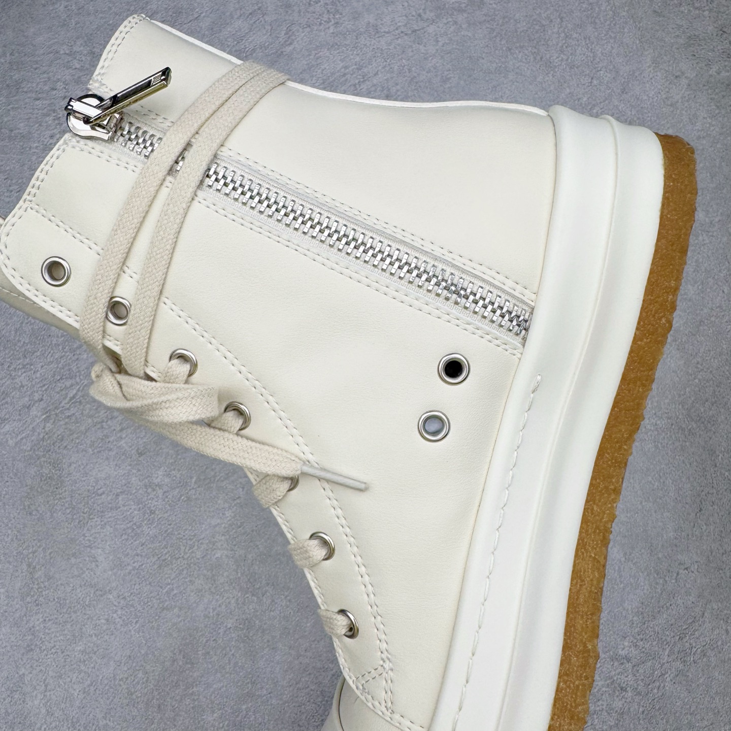 图片[7]-＃DG纯原 Rick Owens Edfu 瑞克·欧文斯高帮皮面时尚运动板鞋 黑白生胶 二级市场已经7K以上 平台客户随意卖四位数 RO广东原厂出品 纯原天花板 原版一比一复刻 冲正绝不翻车 还原度达到百分之98以上 原楦开发纸版版型 ZP拆解原版1：1复模裁片纸版 力求做到0错位 这样才能达到和zp一致的鞋型味道 采用进口cnc数控机床开发对版独家tpu奶香大底 区别于市场所有版本 zp同源全头层粒面小牛皮 达到和zp一致手感 原厂进口细纹布 万邦订购原厂高弹粉红色海绵 内里搭配软质细腻羊皮 TPU高密度大底 软硬度透光度高已经测试和原版一致 尺码：36 37 38 39 40 41 42 43 44 45 46-选品中心