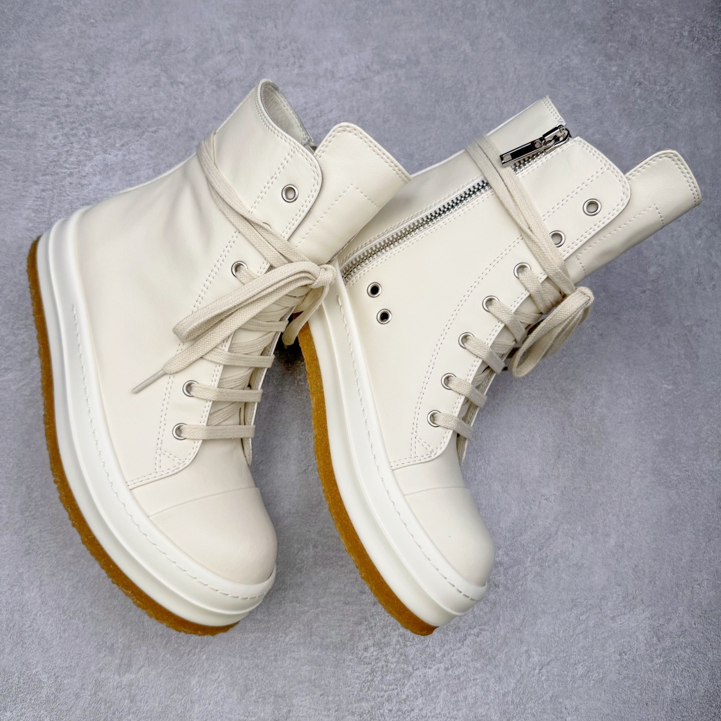 图片[3]-＃DG纯原 Rick Owens Edfu 瑞克·欧文斯高帮皮面时尚运动板鞋 黑白生胶 二级市场已经7K以上 平台客户随意卖四位数 RO广东原厂出品 纯原天花板 原版一比一复刻 冲正绝不翻车 还原度达到百分之98以上 原楦开发纸版版型 ZP拆解原版1：1复模裁片纸版 力求做到0错位 这样才能达到和zp一致的鞋型味道 采用进口cnc数控机床开发对版独家tpu奶香大底 区别于市场所有版本 zp同源全头层粒面小牛皮 达到和zp一致手感 原厂进口细纹布 万邦订购原厂高弹粉红色海绵 内里搭配软质细腻羊皮 TPU高密度大底 软硬度透光度高已经测试和原版一致 尺码：36 37 38 39 40 41 42 43 44 45 46-选品中心