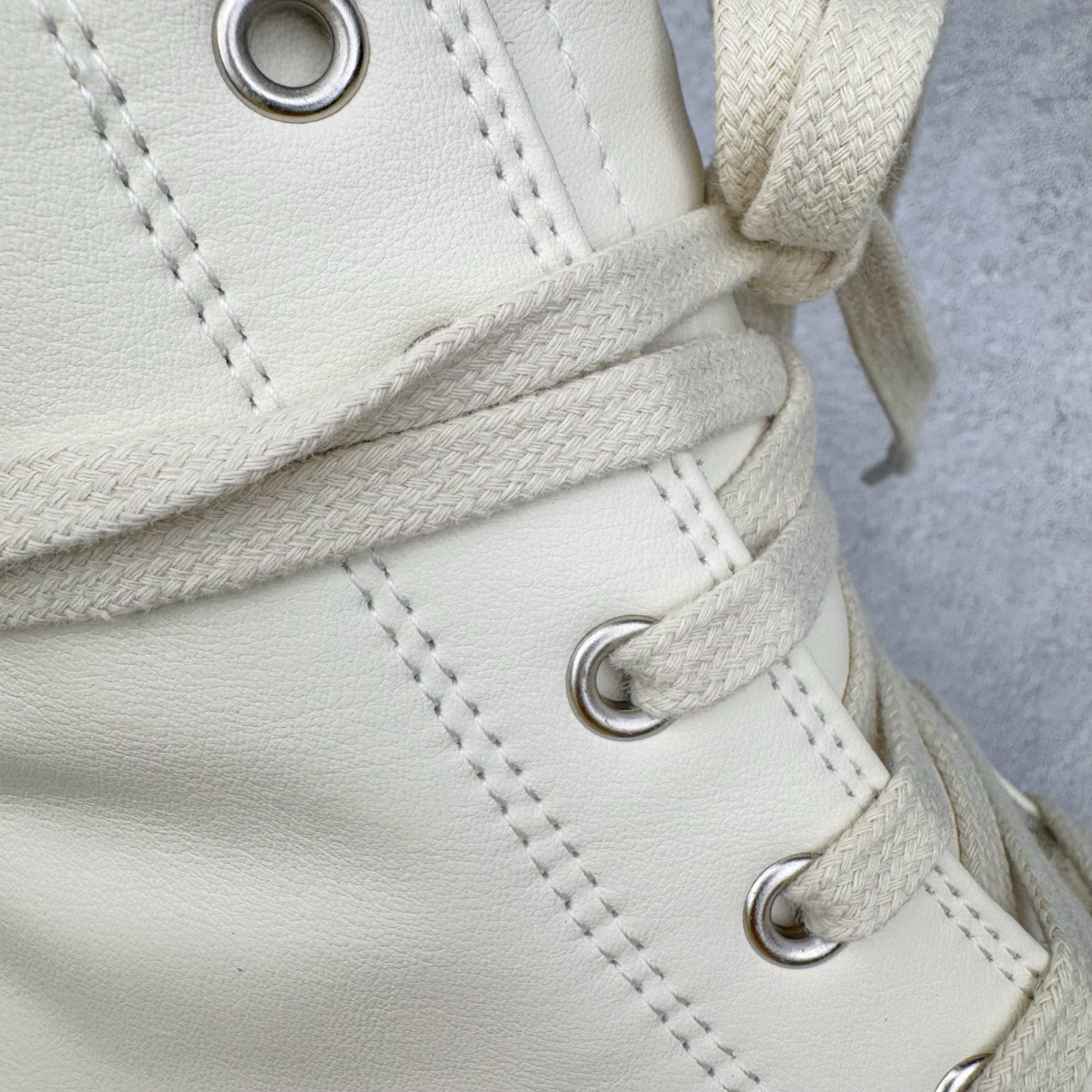 图片[17]-＃DG纯原 Rick Owens Edfu 瑞克·欧文斯高帮皮面时尚运动板鞋 黑白生胶 二级市场已经7K以上 平台客户随意卖四位数 RO广东原厂出品 纯原天花板 原版一比一复刻 冲正绝不翻车 还原度达到百分之98以上 原楦开发纸版版型 ZP拆解原版1：1复模裁片纸版 力求做到0错位 这样才能达到和zp一致的鞋型味道 采用进口cnc数控机床开发对版独家tpu奶香大底 区别于市场所有版本 zp同源全头层粒面小牛皮 达到和zp一致手感 原厂进口细纹布 万邦订购原厂高弹粉红色海绵 内里搭配软质细腻羊皮 TPU高密度大底 软硬度透光度高已经测试和原版一致 尺码：36 37 38 39 40 41 42 43 44 45 46-选品中心