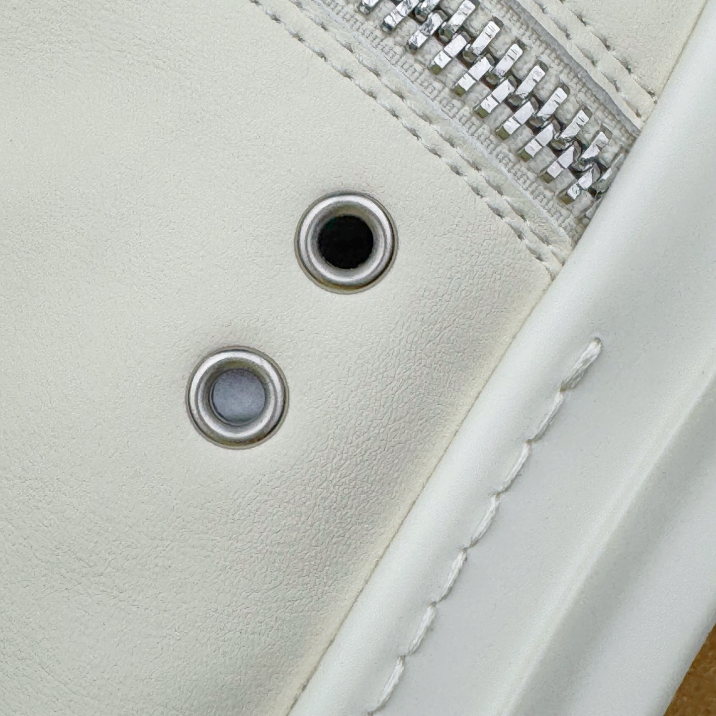 图片[13]-＃DG纯原 Rick Owens Edfu 瑞克·欧文斯高帮皮面时尚运动板鞋 黑白生胶 二级市场已经7K以上 平台客户随意卖四位数 RO广东原厂出品 纯原天花板 原版一比一复刻 冲正绝不翻车 还原度达到百分之98以上 原楦开发纸版版型 ZP拆解原版1：1复模裁片纸版 力求做到0错位 这样才能达到和zp一致的鞋型味道 采用进口cnc数控机床开发对版独家tpu奶香大底 区别于市场所有版本 zp同源全头层粒面小牛皮 达到和zp一致手感 原厂进口细纹布 万邦订购原厂高弹粉红色海绵 内里搭配软质细腻羊皮 TPU高密度大底 软硬度透光度高已经测试和原版一致 尺码：36 37 38 39 40 41 42 43 44 45 46-选品中心