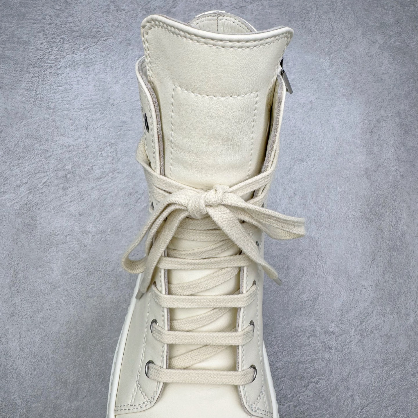 图片[5]-＃DG纯原 Rick Owens Edfu 瑞克·欧文斯高帮皮面时尚运动板鞋 黑白生胶 二级市场已经7K以上 平台客户随意卖四位数 RO广东原厂出品 纯原天花板 原版一比一复刻 冲正绝不翻车 还原度达到百分之98以上 原楦开发纸版版型 ZP拆解原版1：1复模裁片纸版 力求做到0错位 这样才能达到和zp一致的鞋型味道 采用进口cnc数控机床开发对版独家tpu奶香大底 区别于市场所有版本 zp同源全头层粒面小牛皮 达到和zp一致手感 原厂进口细纹布 万邦订购原厂高弹粉红色海绵 内里搭配软质细腻羊皮 TPU高密度大底 软硬度透光度高已经测试和原版一致 尺码：36 37 38 39 40 41 42 43 44 45 46-选品中心