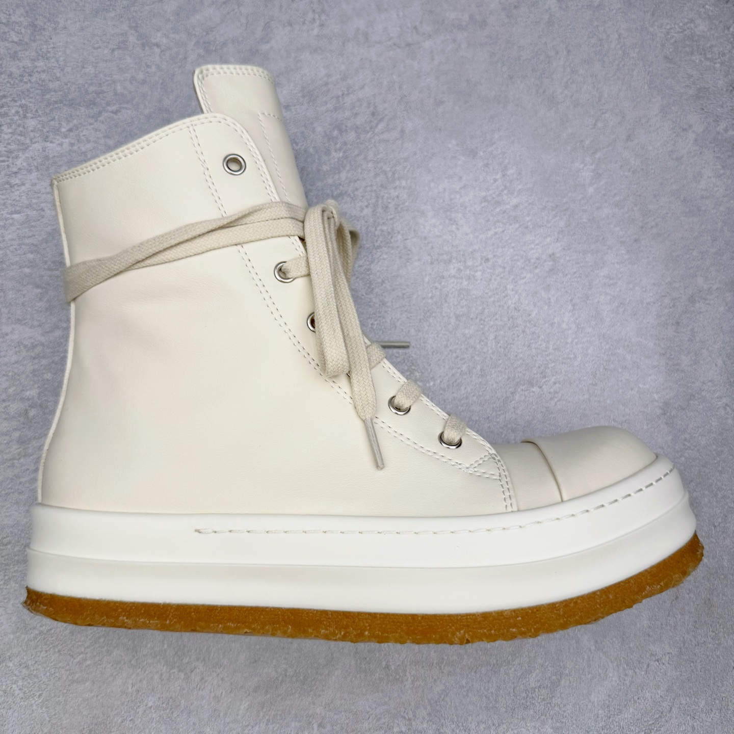 ＃DG纯原 Rick Owens Edfu 瑞克·欧文斯高帮皮面时尚运动板鞋 黑白生胶 二级市场已经7K以上 平台客户随意卖四位数 RO广东原厂出品 纯原天花板 原版一比一复刻 冲正绝不翻车 还原度达到百分之98以上 原楦开发纸版版型 ZP拆解原版1：1复模裁片纸版 力求做到0错位 这样才能达到和zp一致的鞋型味道 采用进口cnc数控机床开发对版独家tpu奶香大底 区别于市场所有版本 zp同源全头层粒面小牛皮 达到和zp一致手感 原厂进口细纹布 万邦订购原厂高弹粉红色海绵 内里搭配软质细腻羊皮 TPU高密度大底 软硬度透光度高已经测试和原版一致 尺码：36 37 38 39 40 41 42 43 44 45 46-选品中心