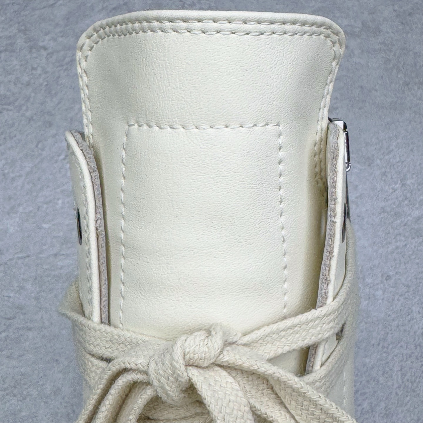 图片[14]-＃DG纯原 Rick Owens Edfu 瑞克·欧文斯高帮皮面时尚运动板鞋 黑白生胶 二级市场已经7K以上 平台客户随意卖四位数 RO广东原厂出品 纯原天花板 原版一比一复刻 冲正绝不翻车 还原度达到百分之98以上 原楦开发纸版版型 ZP拆解原版1：1复模裁片纸版 力求做到0错位 这样才能达到和zp一致的鞋型味道 采用进口cnc数控机床开发对版独家tpu奶香大底 区别于市场所有版本 zp同源全头层粒面小牛皮 达到和zp一致手感 原厂进口细纹布 万邦订购原厂高弹粉红色海绵 内里搭配软质细腻羊皮 TPU高密度大底 软硬度透光度高已经测试和原版一致 尺码：36 37 38 39 40 41 42 43 44 45 46-选品中心