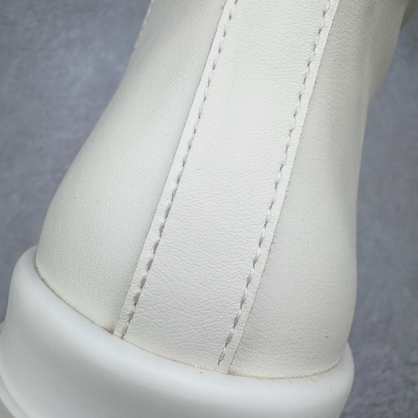 图片[16]-＃DG纯原 Rick Owens Edfu 瑞克·欧文斯高帮皮面时尚运动板鞋 黑白生胶 二级市场已经7K以上 平台客户随意卖四位数 RO广东原厂出品 纯原天花板 原版一比一复刻 冲正绝不翻车 还原度达到百分之98以上 原楦开发纸版版型 ZP拆解原版1：1复模裁片纸版 力求做到0错位 这样才能达到和zp一致的鞋型味道 采用进口cnc数控机床开发对版独家tpu奶香大底 区别于市场所有版本 zp同源全头层粒面小牛皮 达到和zp一致手感 原厂进口细纹布 万邦订购原厂高弹粉红色海绵 内里搭配软质细腻羊皮 TPU高密度大底 软硬度透光度高已经测试和原版一致 尺码：36 37 38 39 40 41 42 43 44 45 46-选品中心