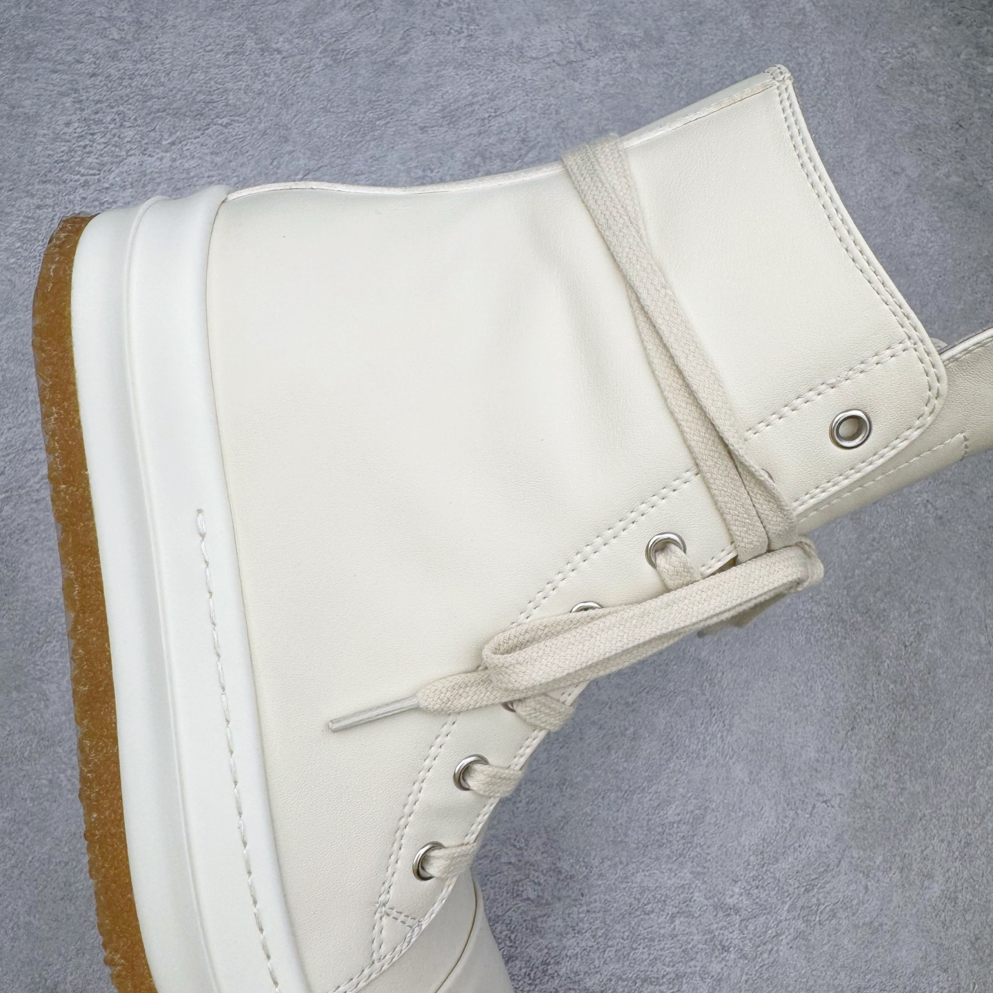 图片[6]-＃DG纯原 Rick Owens Edfu 瑞克·欧文斯高帮皮面时尚运动板鞋 黑白生胶 二级市场已经7K以上 平台客户随意卖四位数 RO广东原厂出品 纯原天花板 原版一比一复刻 冲正绝不翻车 还原度达到百分之98以上 原楦开发纸版版型 ZP拆解原版1：1复模裁片纸版 力求做到0错位 这样才能达到和zp一致的鞋型味道 采用进口cnc数控机床开发对版独家tpu奶香大底 区别于市场所有版本 zp同源全头层粒面小牛皮 达到和zp一致手感 原厂进口细纹布 万邦订购原厂高弹粉红色海绵 内里搭配软质细腻羊皮 TPU高密度大底 软硬度透光度高已经测试和原版一致 尺码：36 37 38 39 40 41 42 43 44 45 46-选品中心