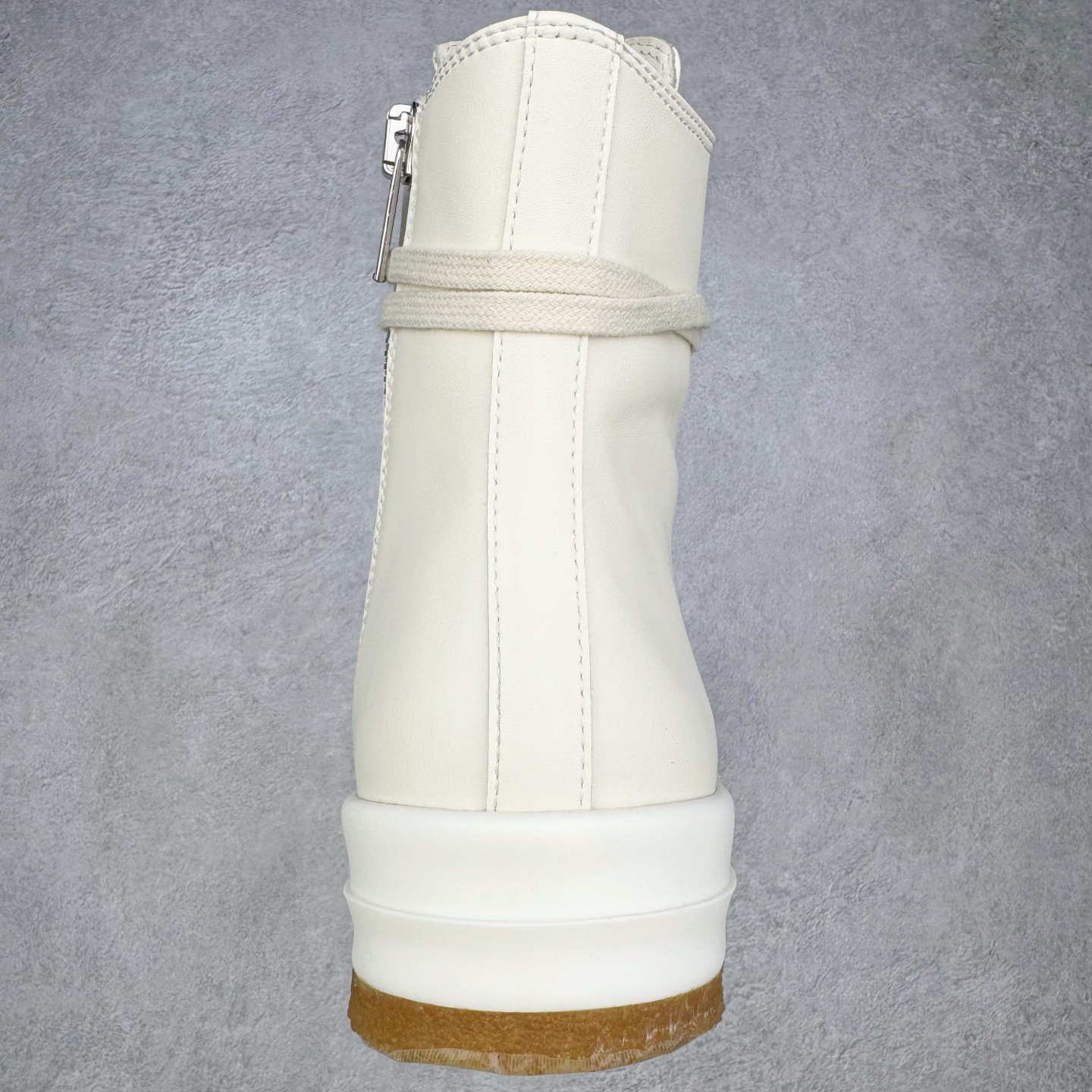 图片[8]-＃DG纯原 Rick Owens Edfu 瑞克·欧文斯高帮皮面时尚运动板鞋 黑白生胶 二级市场已经7K以上 平台客户随意卖四位数 RO广东原厂出品 纯原天花板 原版一比一复刻 冲正绝不翻车 还原度达到百分之98以上 原楦开发纸版版型 ZP拆解原版1：1复模裁片纸版 力求做到0错位 这样才能达到和zp一致的鞋型味道 采用进口cnc数控机床开发对版独家tpu奶香大底 区别于市场所有版本 zp同源全头层粒面小牛皮 达到和zp一致手感 原厂进口细纹布 万邦订购原厂高弹粉红色海绵 内里搭配软质细腻羊皮 TPU高密度大底 软硬度透光度高已经测试和原版一致 尺码：36 37 38 39 40 41 42 43 44 45 46-选品中心