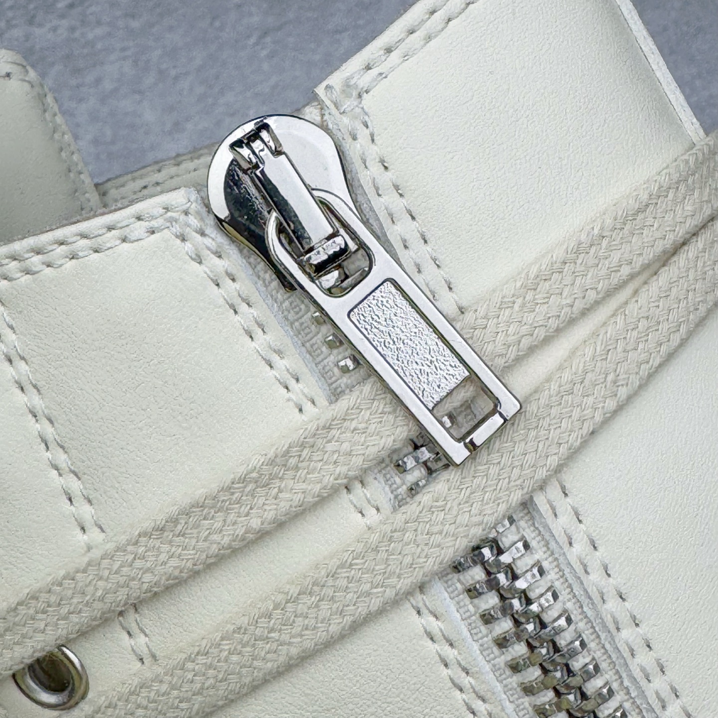 图片[12]-＃DG纯原 Rick Owens Edfu 瑞克·欧文斯高帮皮面时尚运动板鞋 黑白生胶 二级市场已经7K以上 平台客户随意卖四位数 RO广东原厂出品 纯原天花板 原版一比一复刻 冲正绝不翻车 还原度达到百分之98以上 原楦开发纸版版型 ZP拆解原版1：1复模裁片纸版 力求做到0错位 这样才能达到和zp一致的鞋型味道 采用进口cnc数控机床开发对版独家tpu奶香大底 区别于市场所有版本 zp同源全头层粒面小牛皮 达到和zp一致手感 原厂进口细纹布 万邦订购原厂高弹粉红色海绵 内里搭配软质细腻羊皮 TPU高密度大底 软硬度透光度高已经测试和原版一致 尺码：36 37 38 39 40 41 42 43 44 45 46-选品中心