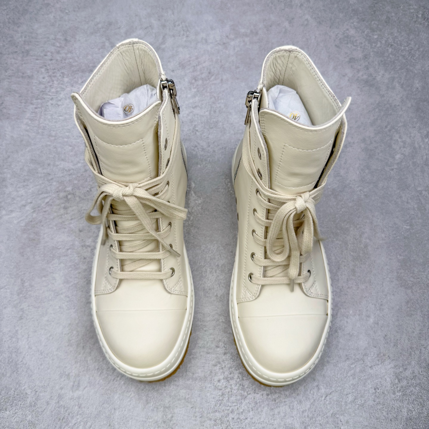 图片[2]-＃DG纯原 Rick Owens Edfu 瑞克·欧文斯高帮皮面时尚运动板鞋 黑白生胶 二级市场已经7K以上 平台客户随意卖四位数 RO广东原厂出品 纯原天花板 原版一比一复刻 冲正绝不翻车 还原度达到百分之98以上 原楦开发纸版版型 ZP拆解原版1：1复模裁片纸版 力求做到0错位 这样才能达到和zp一致的鞋型味道 采用进口cnc数控机床开发对版独家tpu奶香大底 区别于市场所有版本 zp同源全头层粒面小牛皮 达到和zp一致手感 原厂进口细纹布 万邦订购原厂高弹粉红色海绵 内里搭配软质细腻羊皮 TPU高密度大底 软硬度透光度高已经测试和原版一致 尺码：36 37 38 39 40 41 42 43 44 45 46-选品中心