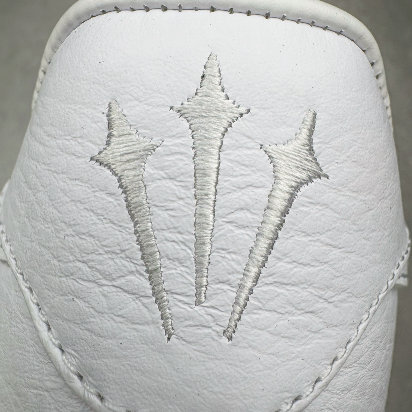 图片[10]-＃GX NOCTA x NK Air Force 1 Low \’07 空军一号低帮经典板鞋 Drake联名纯白 CZ8065-100 经典老鞋 完美复刻 不规则波浪大底咬花 全鞋电脑针车 工整有序 视觉效果满分 原厂拉帮手法 标准四线 密度针距针孔大小控制到位 原装反口里网布海绵 正确卡色网眼大小 新版鞋撑改用纸团代替 原厂港宝加持完美还原灵魂版型 原盒原配从里到外百分百还原 原厂全头层原厂皮料 原标原盒 内置Sole气垫 中底白色背胶 中底划线 已经无限的接近公司 原厂楦头 原厂刺绣 后跟弧度修正 独家私模最大开发到48.5 尺码：35.5 36 37.5 38 38.5 39 40 40.5 41 42 42.5 43 44 44.5 45 46 47.5 48.5-选品中心