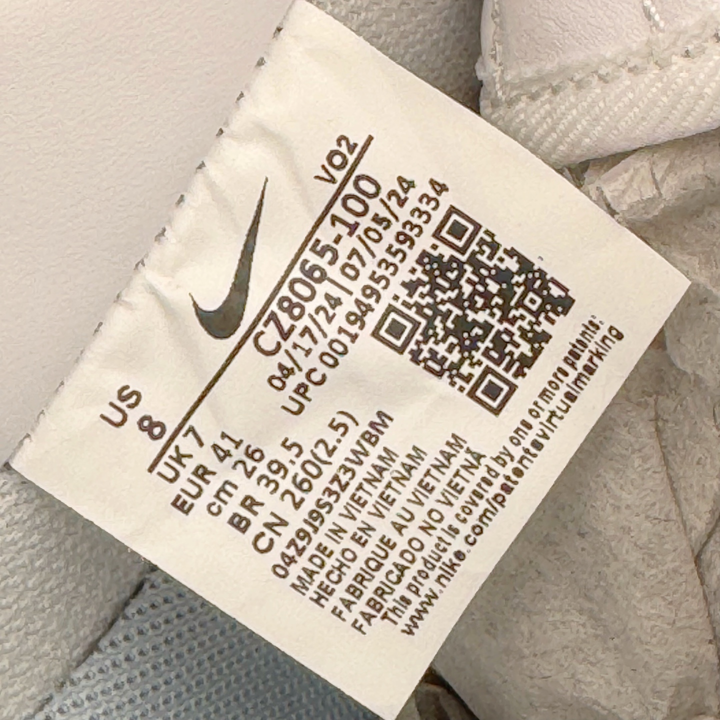 图片[13]-＃GX NOCTA x NK Air Force 1 Low \’07 空军一号低帮经典板鞋 Drake联名纯白 CZ8065-100 经典老鞋 完美复刻 不规则波浪大底咬花 全鞋电脑针车 工整有序 视觉效果满分 原厂拉帮手法 标准四线 密度针距针孔大小控制到位 原装反口里网布海绵 正确卡色网眼大小 新版鞋撑改用纸团代替 原厂港宝加持完美还原灵魂版型 原盒原配从里到外百分百还原 原厂全头层原厂皮料 原标原盒 内置Sole气垫 中底白色背胶 中底划线 已经无限的接近公司 原厂楦头 原厂刺绣 后跟弧度修正 独家私模最大开发到48.5 尺码：35.5 36 37.5 38 38.5 39 40 40.5 41 42 42.5 43 44 44.5 45 46 47.5 48.5-选品中心