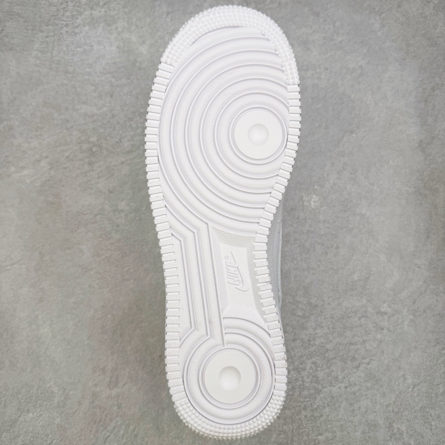 图片[9]-＃GX NOCTA x NK Air Force 1 Low \’07 空军一号低帮经典板鞋 Drake联名纯白 CZ8065-100 经典老鞋 完美复刻 不规则波浪大底咬花 全鞋电脑针车 工整有序 视觉效果满分 原厂拉帮手法 标准四线 密度针距针孔大小控制到位 原装反口里网布海绵 正确卡色网眼大小 新版鞋撑改用纸团代替 原厂港宝加持完美还原灵魂版型 原盒原配从里到外百分百还原 原厂全头层原厂皮料 原标原盒 内置Sole气垫 中底白色背胶 中底划线 已经无限的接近公司 原厂楦头 原厂刺绣 后跟弧度修正 独家私模最大开发到48.5 尺码：35.5 36 37.5 38 38.5 39 40 40.5 41 42 42.5 43 44 44.5 45 46 47.5 48.5-选品中心