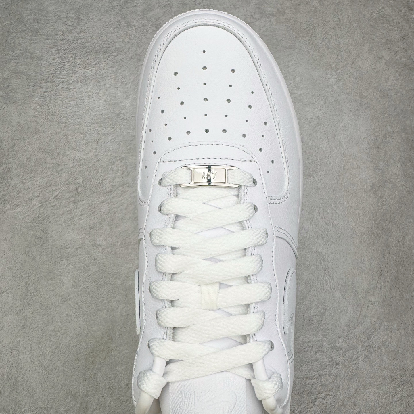 图片[4]-＃GX NOCTA x NK Air Force 1 Low \’07 空军一号低帮经典板鞋 Drake联名纯白 CZ8065-100 经典老鞋 完美复刻 不规则波浪大底咬花 全鞋电脑针车 工整有序 视觉效果满分 原厂拉帮手法 标准四线 密度针距针孔大小控制到位 原装反口里网布海绵 正确卡色网眼大小 新版鞋撑改用纸团代替 原厂港宝加持完美还原灵魂版型 原盒原配从里到外百分百还原 原厂全头层原厂皮料 原标原盒 内置Sole气垫 中底白色背胶 中底划线 已经无限的接近公司 原厂楦头 原厂刺绣 后跟弧度修正 独家私模最大开发到48.5 尺码：35.5 36 37.5 38 38.5 39 40 40.5 41 42 42.5 43 44 44.5 45 46 47.5 48.5-选品中心