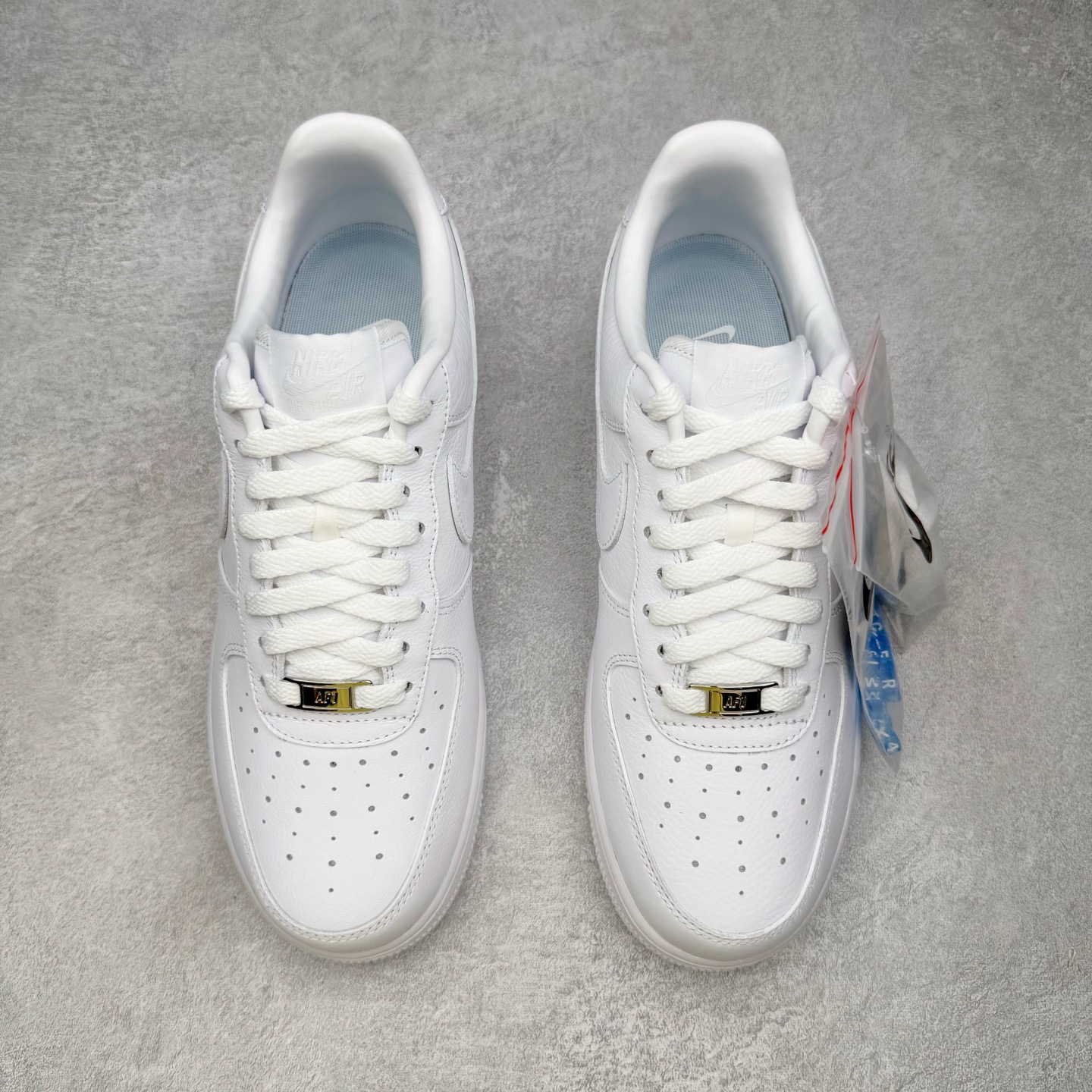 图片[2]-＃GX NOCTA x NK Air Force 1 Low \’07 空军一号低帮经典板鞋 Drake联名纯白 CZ8065-100 经典老鞋 完美复刻 不规则波浪大底咬花 全鞋电脑针车 工整有序 视觉效果满分 原厂拉帮手法 标准四线 密度针距针孔大小控制到位 原装反口里网布海绵 正确卡色网眼大小 新版鞋撑改用纸团代替 原厂港宝加持完美还原灵魂版型 原盒原配从里到外百分百还原 原厂全头层原厂皮料 原标原盒 内置Sole气垫 中底白色背胶 中底划线 已经无限的接近公司 原厂楦头 原厂刺绣 后跟弧度修正 独家私模最大开发到48.5 尺码：35.5 36 37.5 38 38.5 39 40 40.5 41 42 42.5 43 44 44.5 45 46 47.5 48.5-选品中心