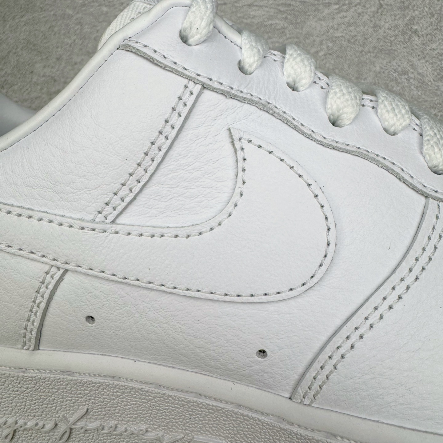 图片[22]-＃GX NOCTA x NK Air Force 1 Low \’07 空军一号低帮经典板鞋 Drake联名纯白 CZ8065-100 经典老鞋 完美复刻 不规则波浪大底咬花 全鞋电脑针车 工整有序 视觉效果满分 原厂拉帮手法 标准四线 密度针距针孔大小控制到位 原装反口里网布海绵 正确卡色网眼大小 新版鞋撑改用纸团代替 原厂港宝加持完美还原灵魂版型 原盒原配从里到外百分百还原 原厂全头层原厂皮料 原标原盒 内置Sole气垫 中底白色背胶 中底划线 已经无限的接近公司 原厂楦头 原厂刺绣 后跟弧度修正 独家私模最大开发到48.5 尺码：35.5 36 37.5 38 38.5 39 40 40.5 41 42 42.5 43 44 44.5 45 46 47.5 48.5-选品中心