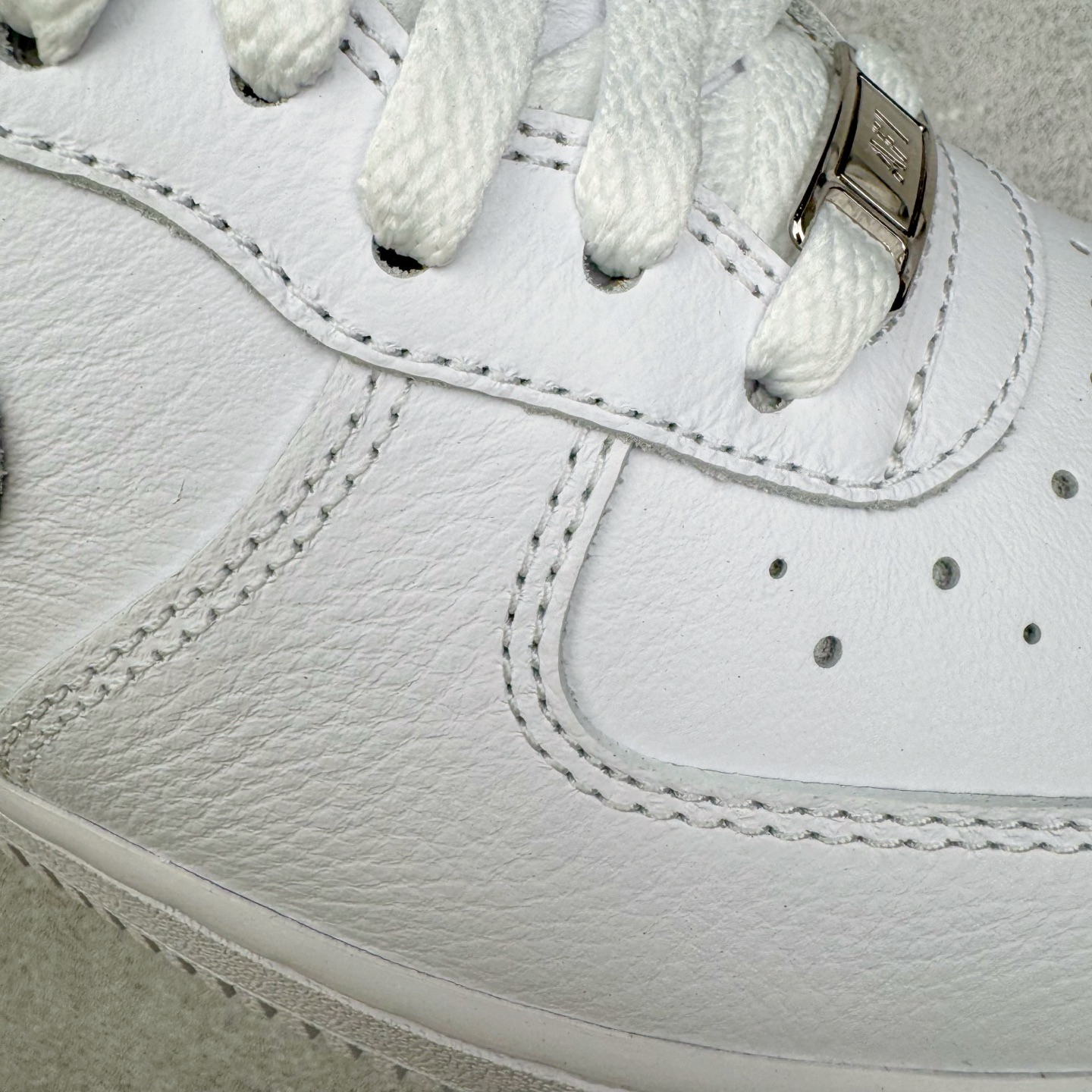 图片[21]-＃GX NOCTA x NK Air Force 1 Low \’07 空军一号低帮经典板鞋 Drake联名纯白 CZ8065-100 经典老鞋 完美复刻 不规则波浪大底咬花 全鞋电脑针车 工整有序 视觉效果满分 原厂拉帮手法 标准四线 密度针距针孔大小控制到位 原装反口里网布海绵 正确卡色网眼大小 新版鞋撑改用纸团代替 原厂港宝加持完美还原灵魂版型 原盒原配从里到外百分百还原 原厂全头层原厂皮料 原标原盒 内置Sole气垫 中底白色背胶 中底划线 已经无限的接近公司 原厂楦头 原厂刺绣 后跟弧度修正 独家私模最大开发到48.5 尺码：35.5 36 37.5 38 38.5 39 40 40.5 41 42 42.5 43 44 44.5 45 46 47.5 48.5-选品中心