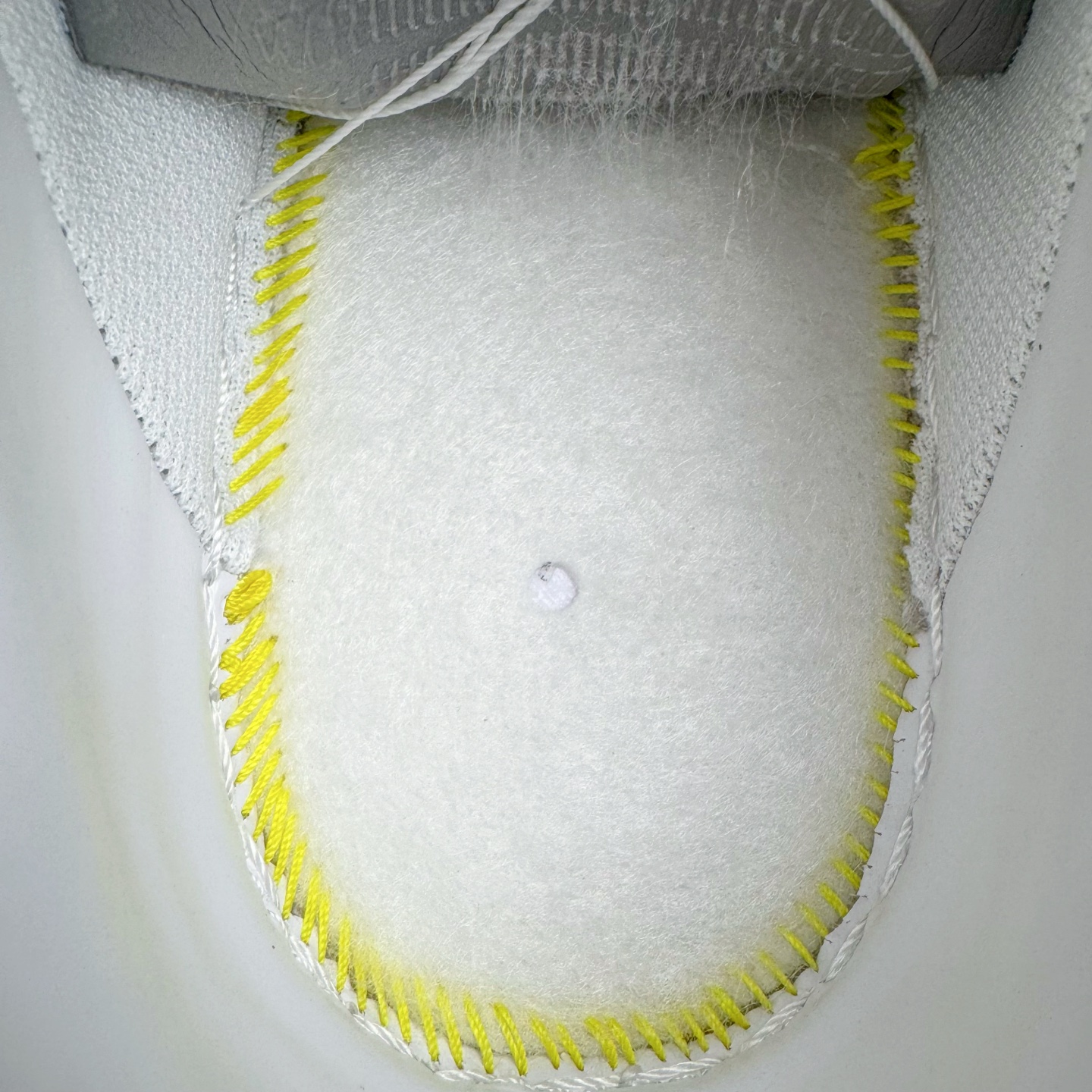 图片[11]-＃GX NOCTA x NK Air Force 1 Low \’07 空军一号低帮经典板鞋 Drake联名纯白 CZ8065-100 经典老鞋 完美复刻 不规则波浪大底咬花 全鞋电脑针车 工整有序 视觉效果满分 原厂拉帮手法 标准四线 密度针距针孔大小控制到位 原装反口里网布海绵 正确卡色网眼大小 新版鞋撑改用纸团代替 原厂港宝加持完美还原灵魂版型 原盒原配从里到外百分百还原 原厂全头层原厂皮料 原标原盒 内置Sole气垫 中底白色背胶 中底划线 已经无限的接近公司 原厂楦头 原厂刺绣 后跟弧度修正 独家私模最大开发到48.5 尺码：35.5 36 37.5 38 38.5 39 40 40.5 41 42 42.5 43 44 44.5 45 46 47.5 48.5-选品中心