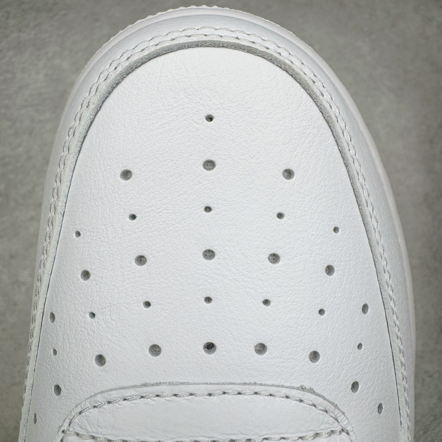 图片[19]-＃GX NOCTA x NK Air Force 1 Low \’07 空军一号低帮经典板鞋 Drake联名纯白 CZ8065-100 经典老鞋 完美复刻 不规则波浪大底咬花 全鞋电脑针车 工整有序 视觉效果满分 原厂拉帮手法 标准四线 密度针距针孔大小控制到位 原装反口里网布海绵 正确卡色网眼大小 新版鞋撑改用纸团代替 原厂港宝加持完美还原灵魂版型 原盒原配从里到外百分百还原 原厂全头层原厂皮料 原标原盒 内置Sole气垫 中底白色背胶 中底划线 已经无限的接近公司 原厂楦头 原厂刺绣 后跟弧度修正 独家私模最大开发到48.5 尺码：35.5 36 37.5 38 38.5 39 40 40.5 41 42 42.5 43 44 44.5 45 46 47.5 48.5-选品中心