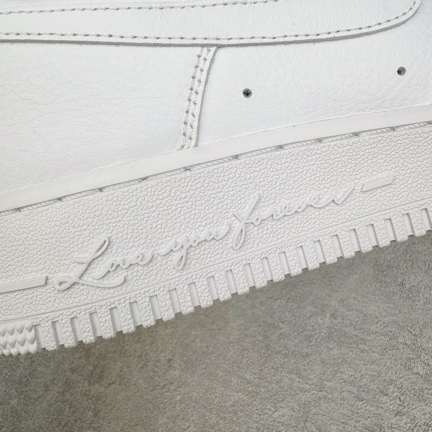 图片[23]-＃GX NOCTA x NK Air Force 1 Low \’07 空军一号低帮经典板鞋 Drake联名纯白 CZ8065-100 经典老鞋 完美复刻 不规则波浪大底咬花 全鞋电脑针车 工整有序 视觉效果满分 原厂拉帮手法 标准四线 密度针距针孔大小控制到位 原装反口里网布海绵 正确卡色网眼大小 新版鞋撑改用纸团代替 原厂港宝加持完美还原灵魂版型 原盒原配从里到外百分百还原 原厂全头层原厂皮料 原标原盒 内置Sole气垫 中底白色背胶 中底划线 已经无限的接近公司 原厂楦头 原厂刺绣 后跟弧度修正 独家私模最大开发到48.5 尺码：35.5 36 37.5 38 38.5 39 40 40.5 41 42 42.5 43 44 44.5 45 46 47.5 48.5-选品中心