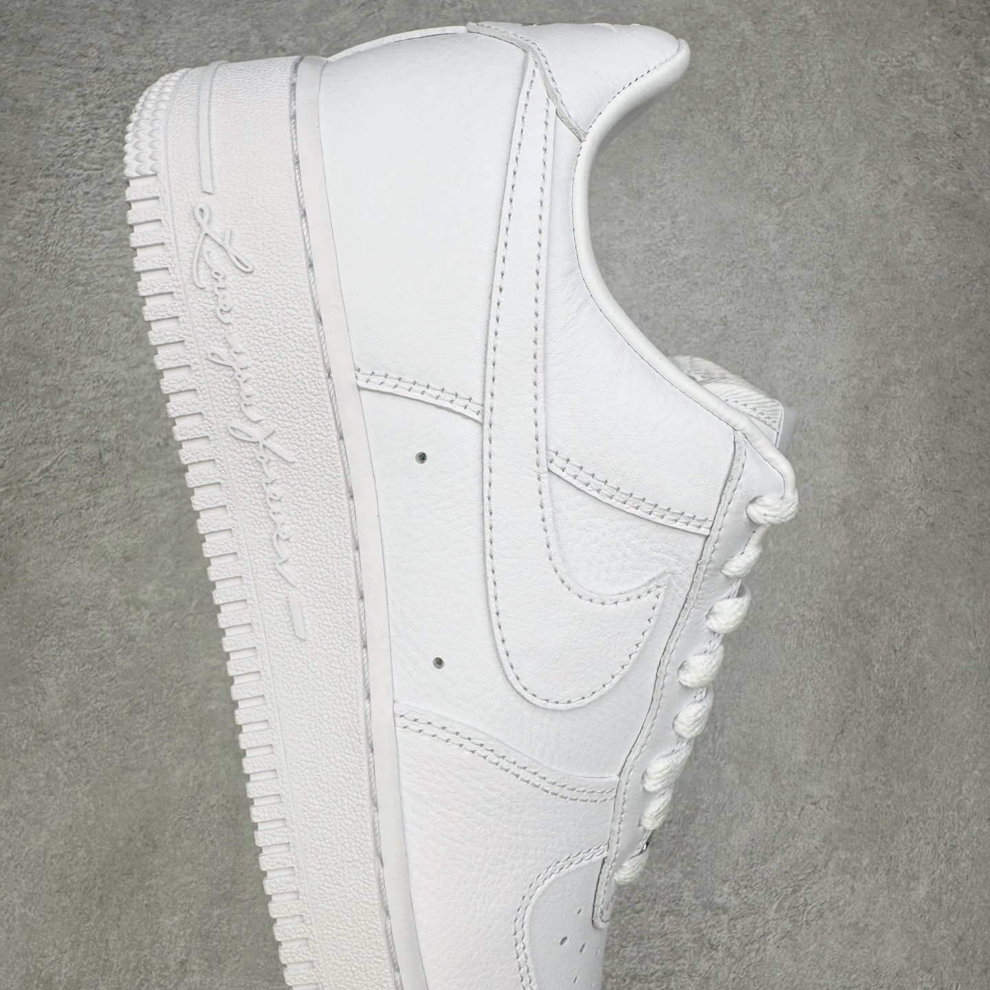 图片[6]-＃GX NOCTA x NK Air Force 1 Low \’07 空军一号低帮经典板鞋 Drake联名纯白 CZ8065-100 经典老鞋 完美复刻 不规则波浪大底咬花 全鞋电脑针车 工整有序 视觉效果满分 原厂拉帮手法 标准四线 密度针距针孔大小控制到位 原装反口里网布海绵 正确卡色网眼大小 新版鞋撑改用纸团代替 原厂港宝加持完美还原灵魂版型 原盒原配从里到外百分百还原 原厂全头层原厂皮料 原标原盒 内置Sole气垫 中底白色背胶 中底划线 已经无限的接近公司 原厂楦头 原厂刺绣 后跟弧度修正 独家私模最大开发到48.5 尺码：35.5 36 37.5 38 38.5 39 40 40.5 41 42 42.5 43 44 44.5 45 46 47.5 48.5-选品中心