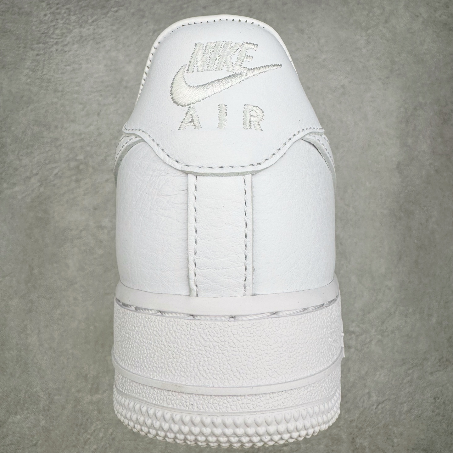 图片[8]-＃GX NOCTA x NK Air Force 1 Low \’07 空军一号低帮经典板鞋 Drake联名纯白 CZ8065-100 经典老鞋 完美复刻 不规则波浪大底咬花 全鞋电脑针车 工整有序 视觉效果满分 原厂拉帮手法 标准四线 密度针距针孔大小控制到位 原装反口里网布海绵 正确卡色网眼大小 新版鞋撑改用纸团代替 原厂港宝加持完美还原灵魂版型 原盒原配从里到外百分百还原 原厂全头层原厂皮料 原标原盒 内置Sole气垫 中底白色背胶 中底划线 已经无限的接近公司 原厂楦头 原厂刺绣 后跟弧度修正 独家私模最大开发到48.5 尺码：35.5 36 37.5 38 38.5 39 40 40.5 41 42 42.5 43 44 44.5 45 46 47.5 48.5-选品中心