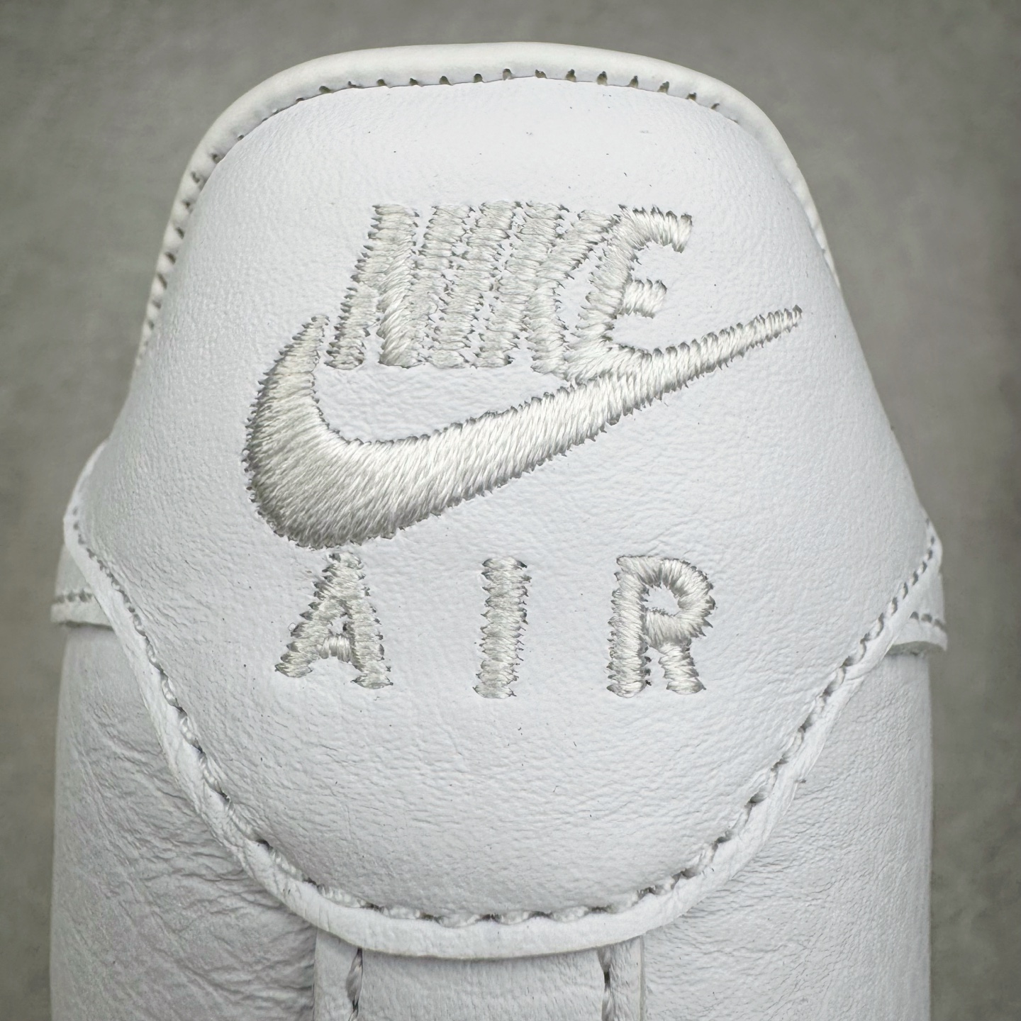 图片[16]-＃GX NOCTA x NK Air Force 1 Low \’07 空军一号低帮经典板鞋 Drake联名纯白 CZ8065-100 经典老鞋 完美复刻 不规则波浪大底咬花 全鞋电脑针车 工整有序 视觉效果满分 原厂拉帮手法 标准四线 密度针距针孔大小控制到位 原装反口里网布海绵 正确卡色网眼大小 新版鞋撑改用纸团代替 原厂港宝加持完美还原灵魂版型 原盒原配从里到外百分百还原 原厂全头层原厂皮料 原标原盒 内置Sole气垫 中底白色背胶 中底划线 已经无限的接近公司 原厂楦头 原厂刺绣 后跟弧度修正 独家私模最大开发到48.5 尺码：35.5 36 37.5 38 38.5 39 40 40.5 41 42 42.5 43 44 44.5 45 46 47.5 48.5-选品中心