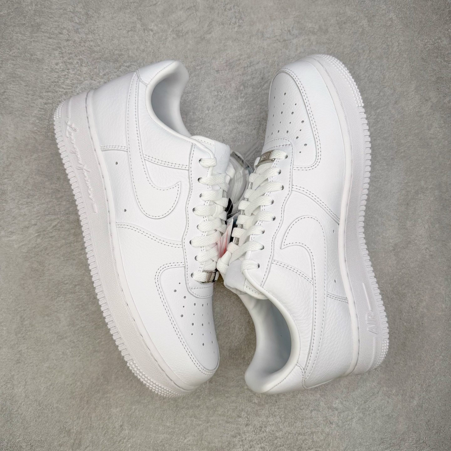 图片[3]-＃GX NOCTA x NK Air Force 1 Low \’07 空军一号低帮经典板鞋 Drake联名纯白 CZ8065-100 经典老鞋 完美复刻 不规则波浪大底咬花 全鞋电脑针车 工整有序 视觉效果满分 原厂拉帮手法 标准四线 密度针距针孔大小控制到位 原装反口里网布海绵 正确卡色网眼大小 新版鞋撑改用纸团代替 原厂港宝加持完美还原灵魂版型 原盒原配从里到外百分百还原 原厂全头层原厂皮料 原标原盒 内置Sole气垫 中底白色背胶 中底划线 已经无限的接近公司 原厂楦头 原厂刺绣 后跟弧度修正 独家私模最大开发到48.5 尺码：35.5 36 37.5 38 38.5 39 40 40.5 41 42 42.5 43 44 44.5 45 46 47.5 48.5-选品中心